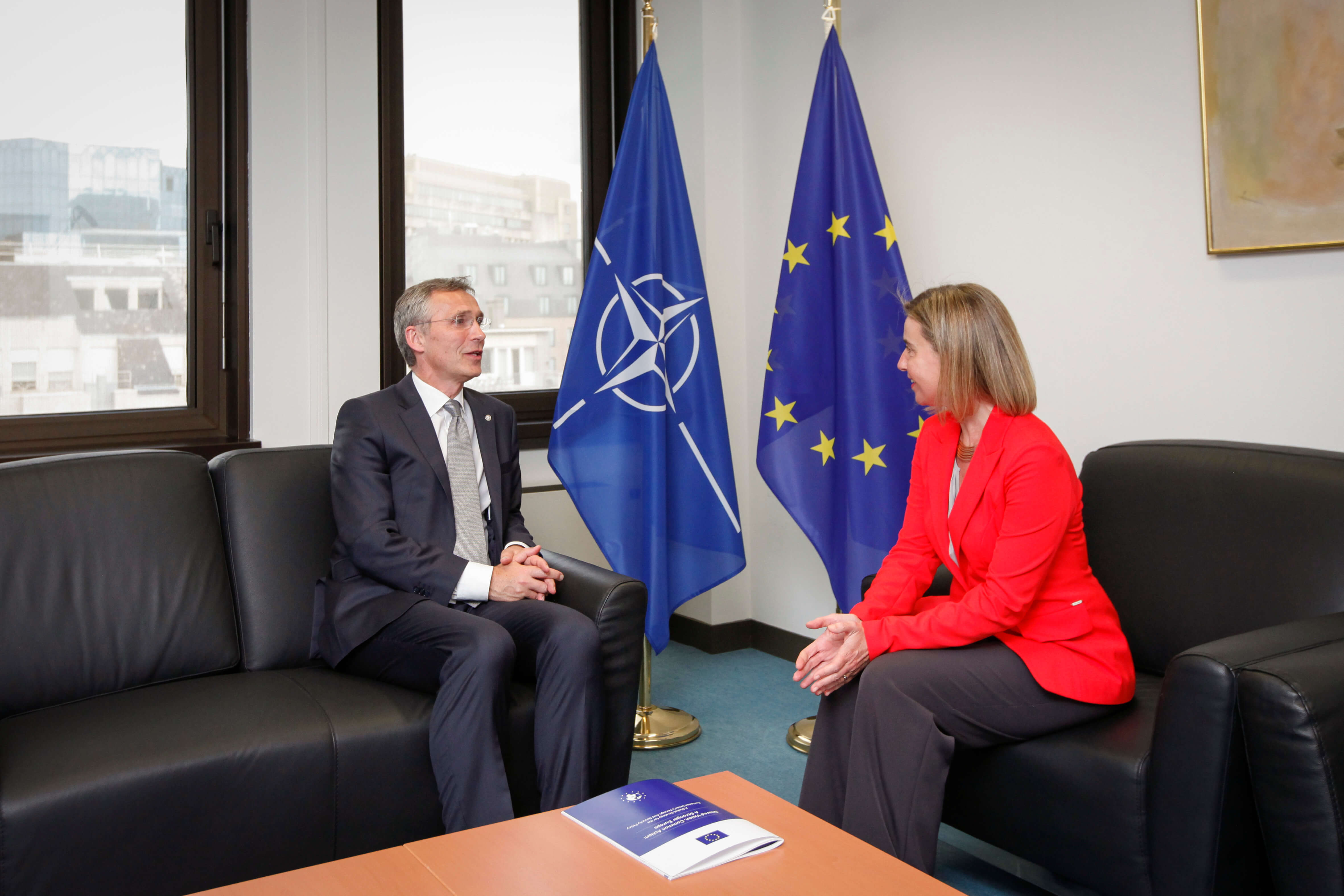 Mogherini presenteert eu global strategy aan navo sec general Stoltenberg