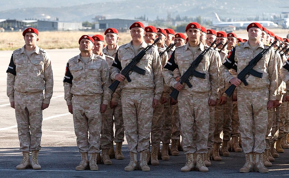 Russische militairen op een Syrische luchtmachtbasis.