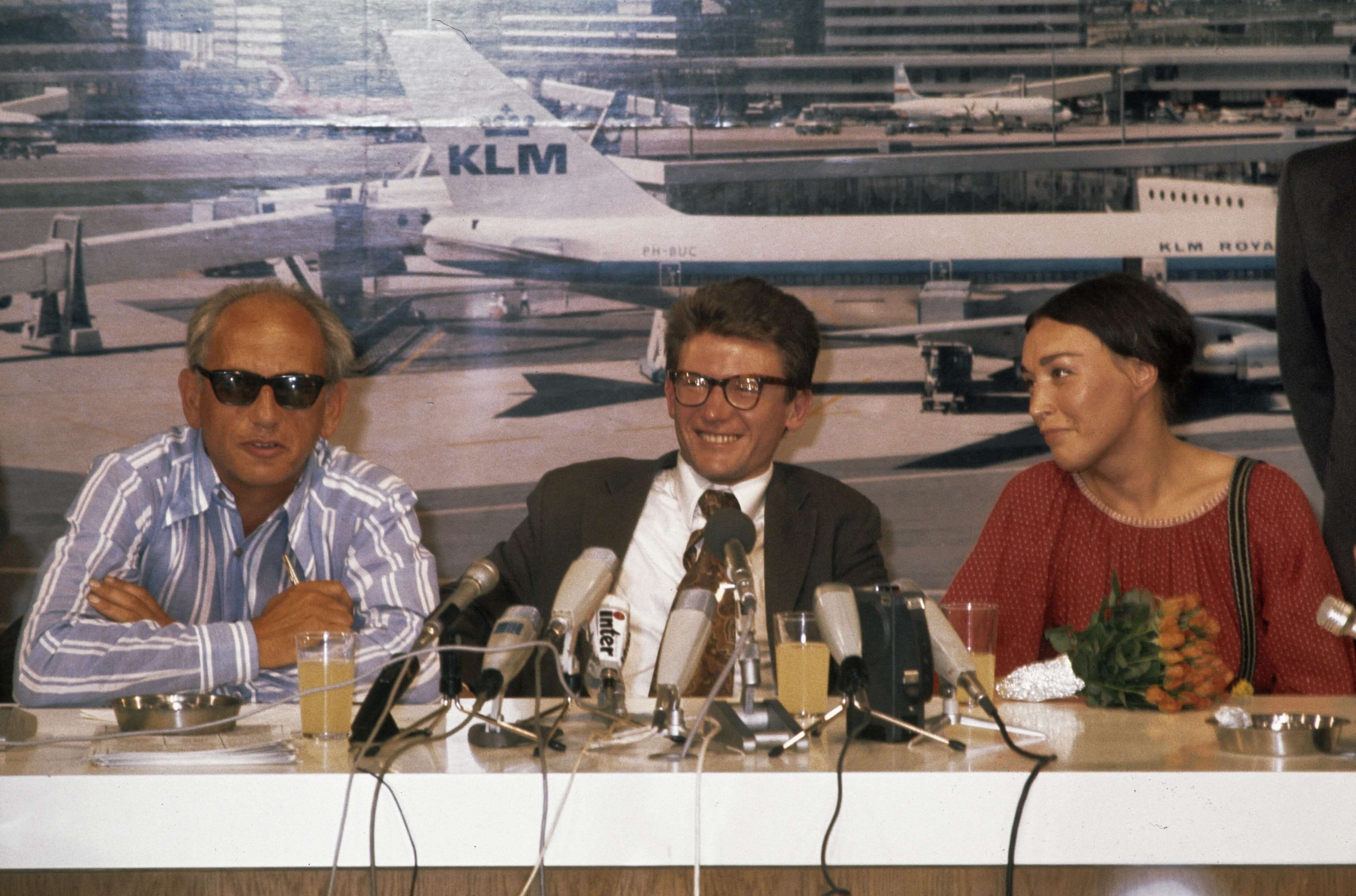 Russische dissident Andrej Amalrik en echtgenoot Gjoezel op Schiphol tijdens persconferentie - 15 juli 1976 - Peters, Hans - Anefo - NA (3)-2