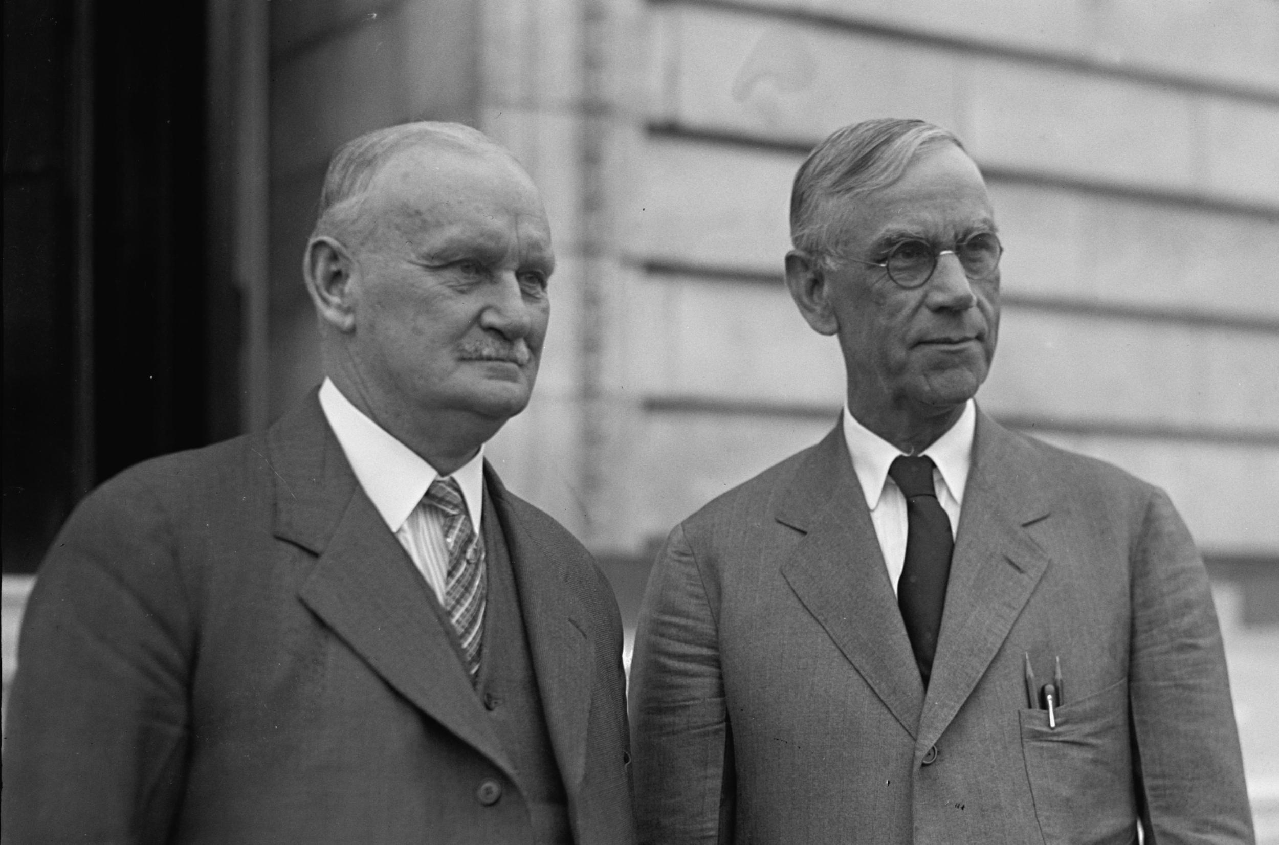 Willis C. Hawley (links) en Reed Smoot in april 1929, kort voordat de Smoot-Hawley Tariff Act werd goedgekeurd door het Huis van Afgevaardigden. © National Photo Company (Public Domain) via Wikimedia Commons