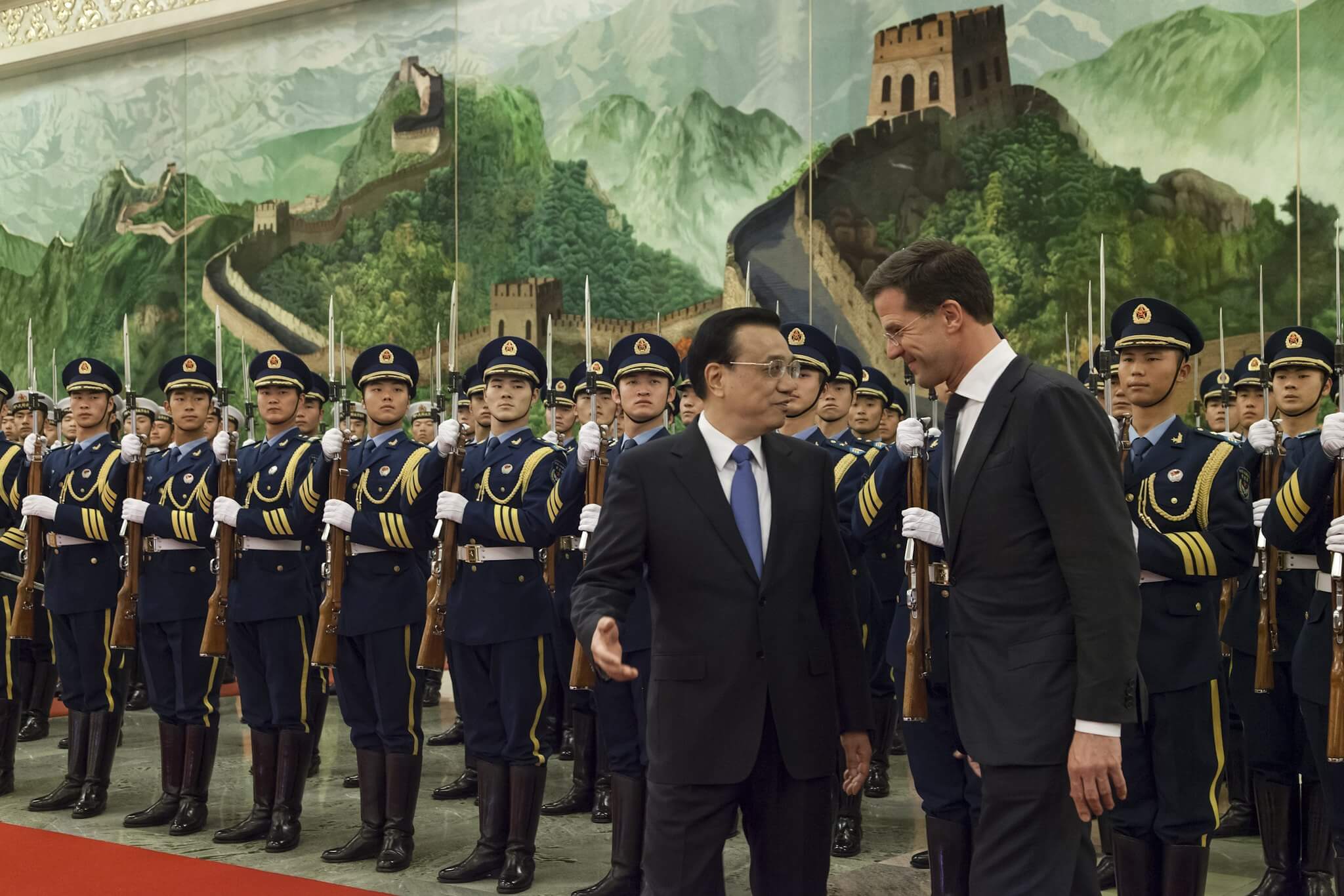 Sprokel - Premier Li Keqiang ontvangt minister-president Rutte in de Grote Hal van het Volk in 2013. Minister-president Rutte