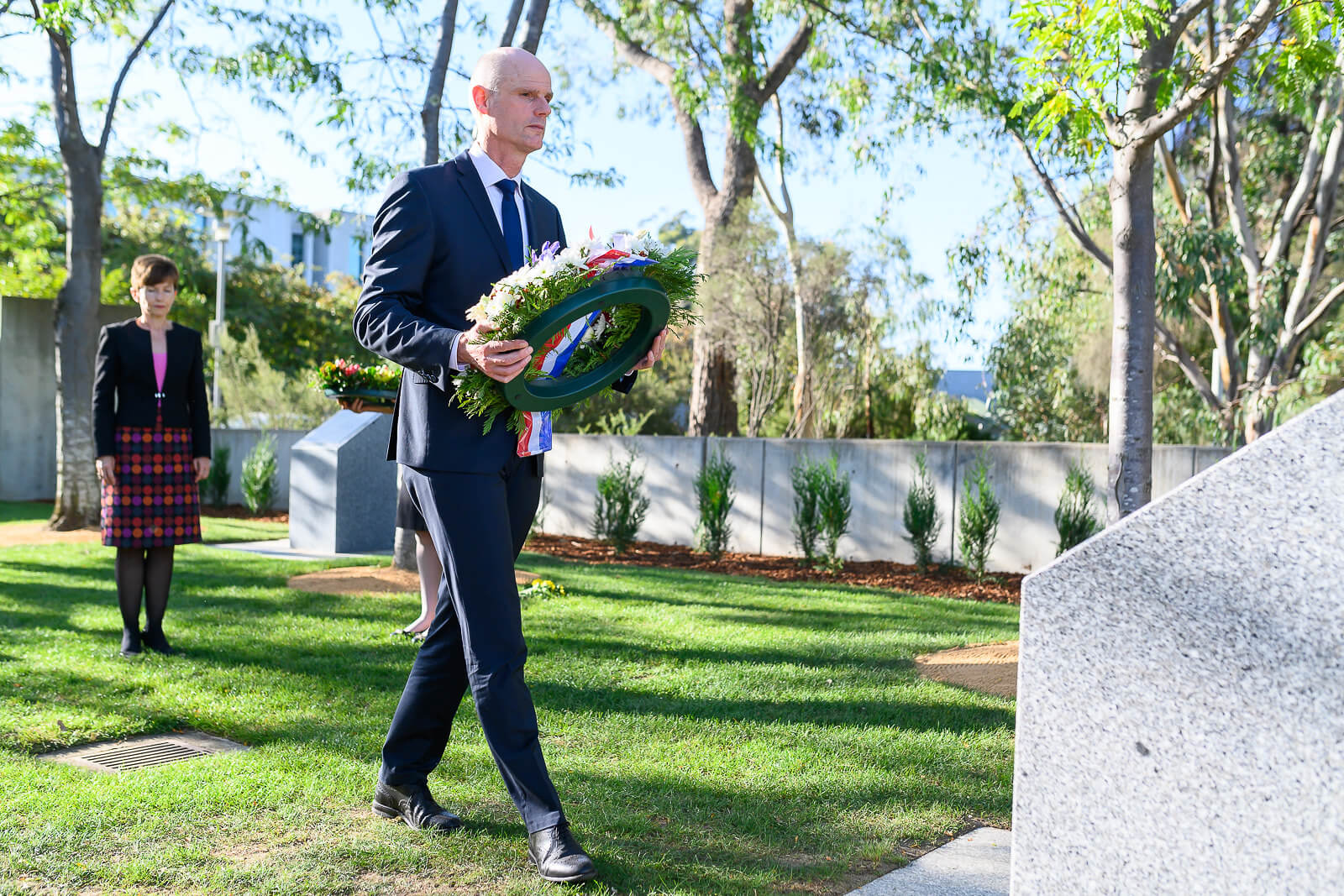 Stef Blok legt bloemenkrans bij MH17 memorial site in Canberra, maart 2019 - Flickr- Rohan Thomson