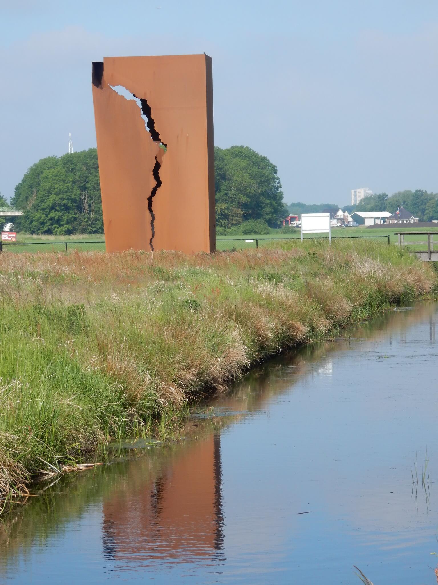 Stoetman - Kunstwerk Het Andere Monument van Karel Buskes. Het monument moet aandacht vestigen op de aardbevingen in Groningen als gevolg van de gaswinning. Sicco2007 - Flickr 