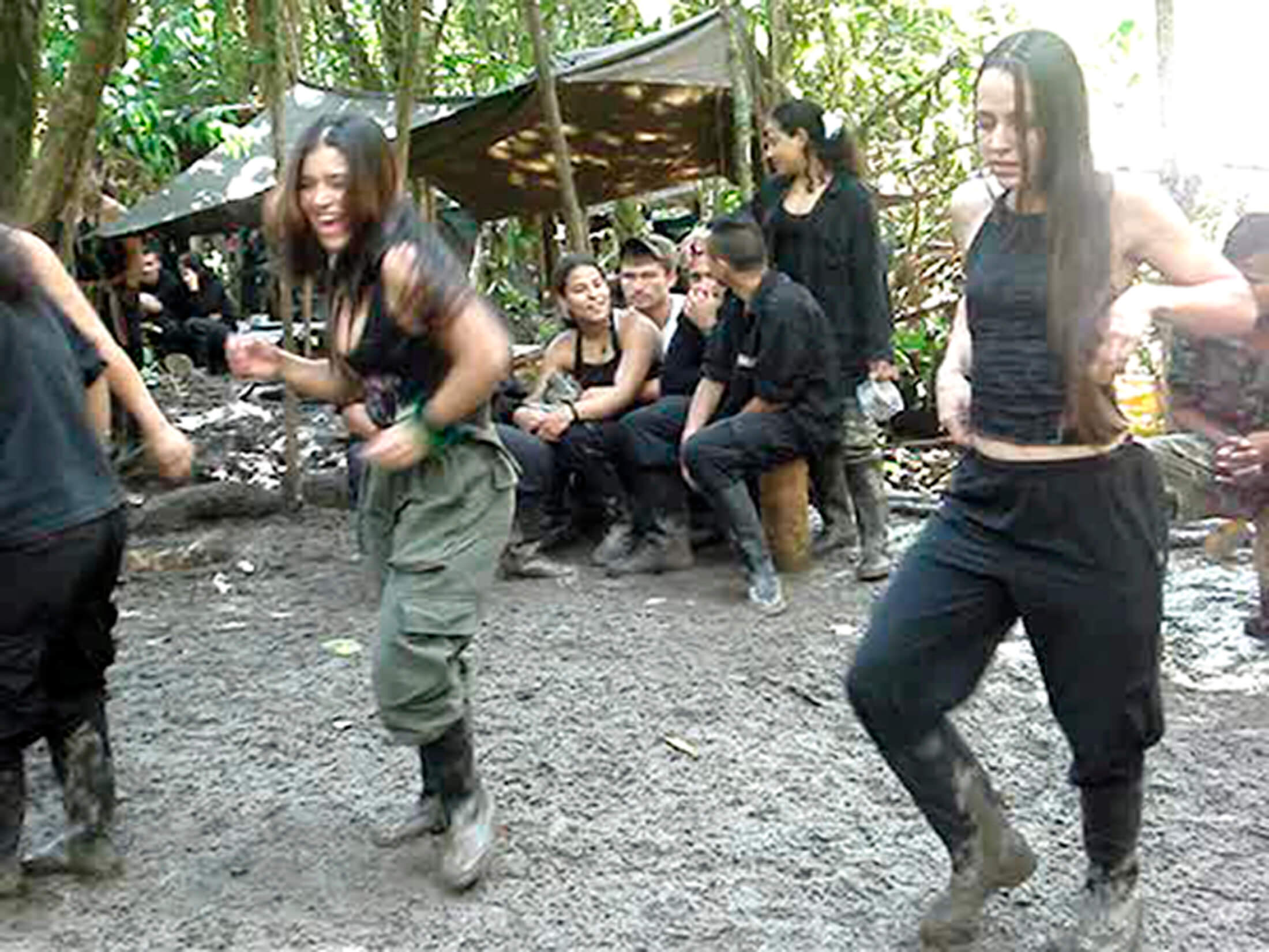 Stoetman - Tanja Nijmeijer danst in een FARC-kamp in de Colombiaanse jungle op een foto vrijgegeven door de Colombiaanse regering in 2010. Reuters.j