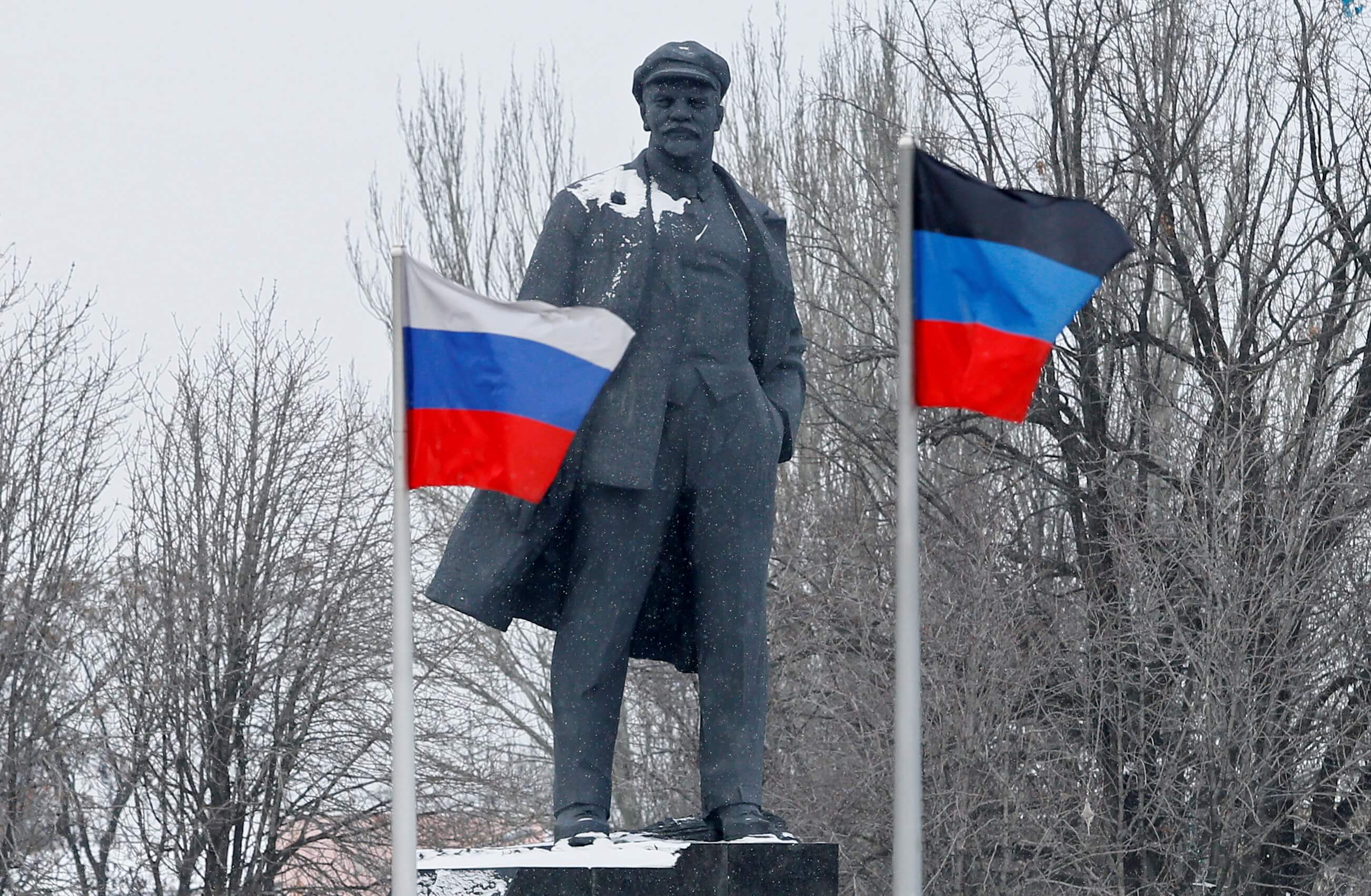 Tack - Flags of Russia and the self-proclaimed Donetsk People's Republic wave in the wind near a monument to Soviet state founder Vladimir Lenin during snowfall in the rebel-held city of Donetsk, Ukraine January 24, 2022.