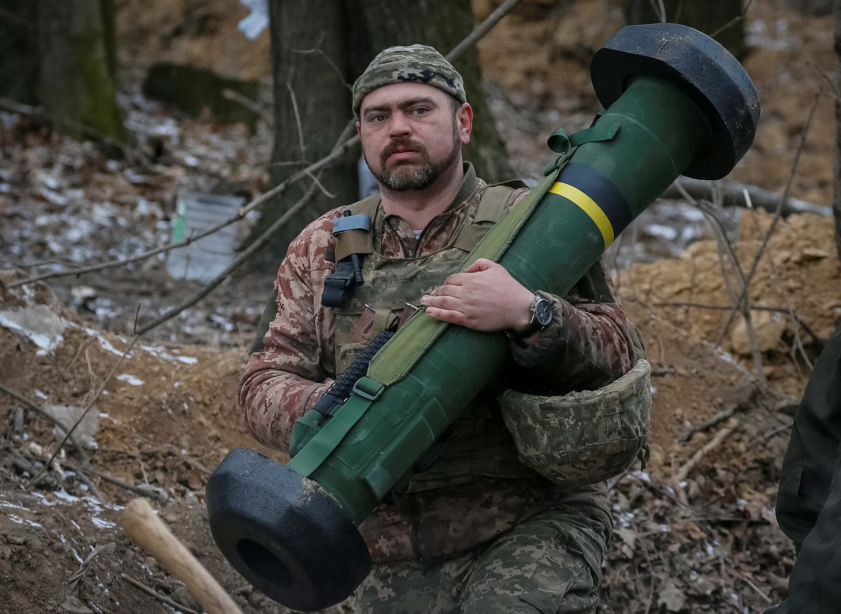 Tack - A Ukrainian service member holds a Javelin missile system at a position on the front line in the north Kyiv region, Ukraine March 13, 2022. REUTERS