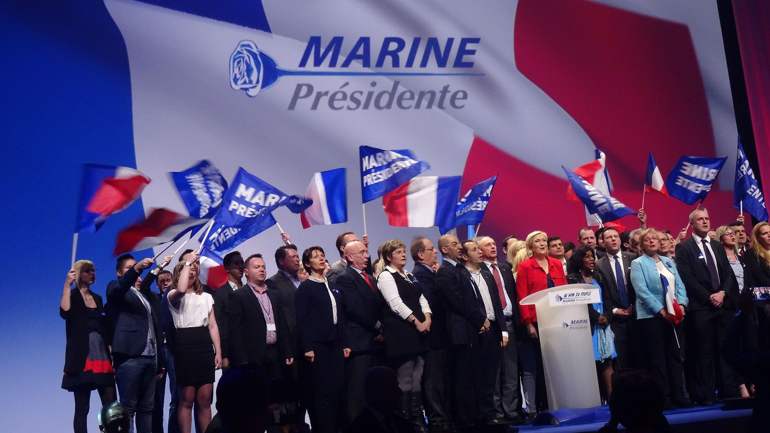 Marine Le Pen en partijleden van RN tijdens een campagnebijeenkomst voor de Franse pre-sidentsverkiezingen op 26 maart 2017. © Prachatai via Flickr.