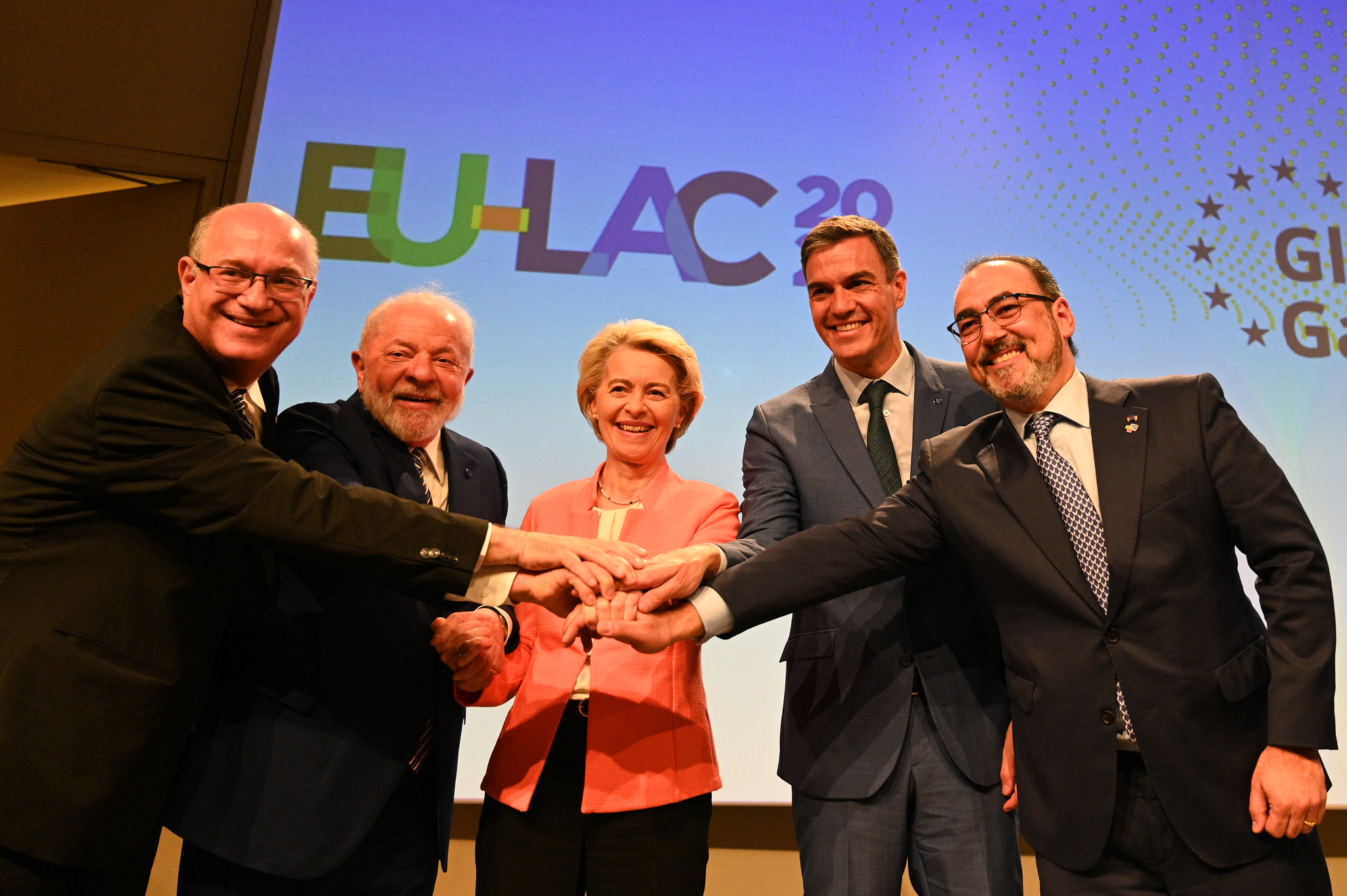 Brazilian president Lula da Silva, Spanish president Pedro Sánchez and president of the European Commission Ursula von der Leyen shake hands during a summit of the EU and its Latin-American counterpart CELAC in Brussels, 17 July 2023. © EU2023ES via Flickr. 