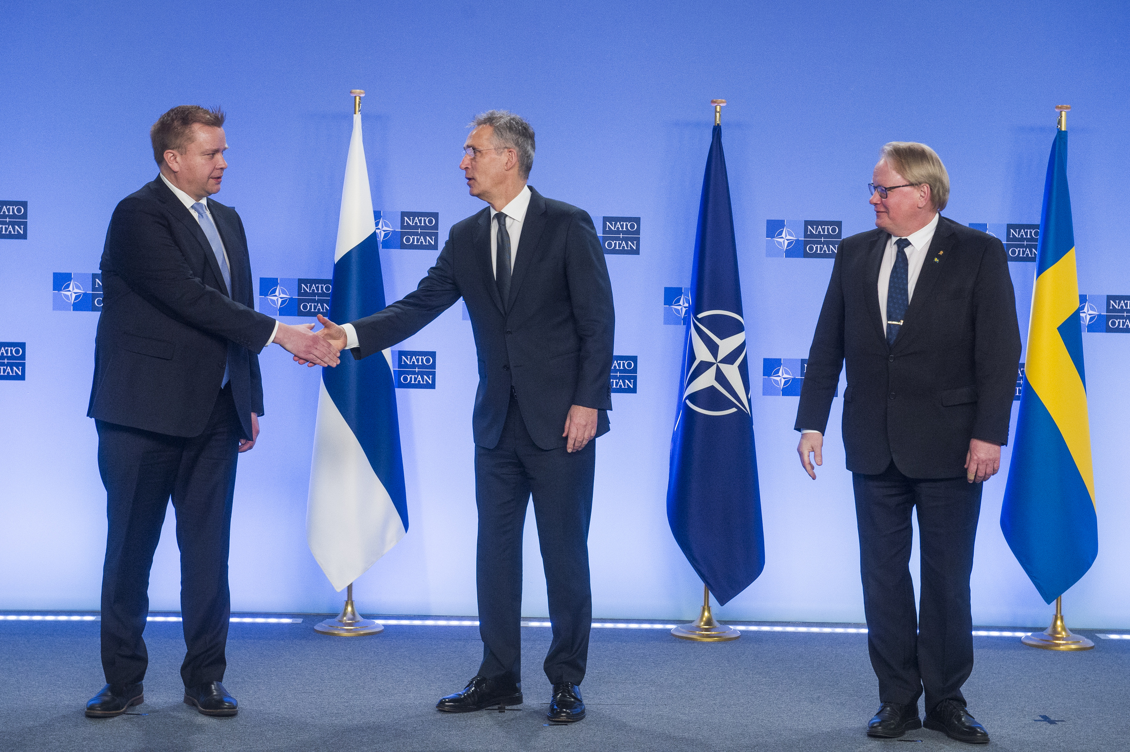 Antti Kaikkonen, Finnish Minister of Defence and Peter Hultgyjst, Swedish Miniter of Defence with NATO Secretary General Jens Stoltenberg during a summit following Russia’s full-scale invasion of Ukraine in Brussels, 16 March 2022. © NATO North Atlantic Treaty Organization via Flickr. 