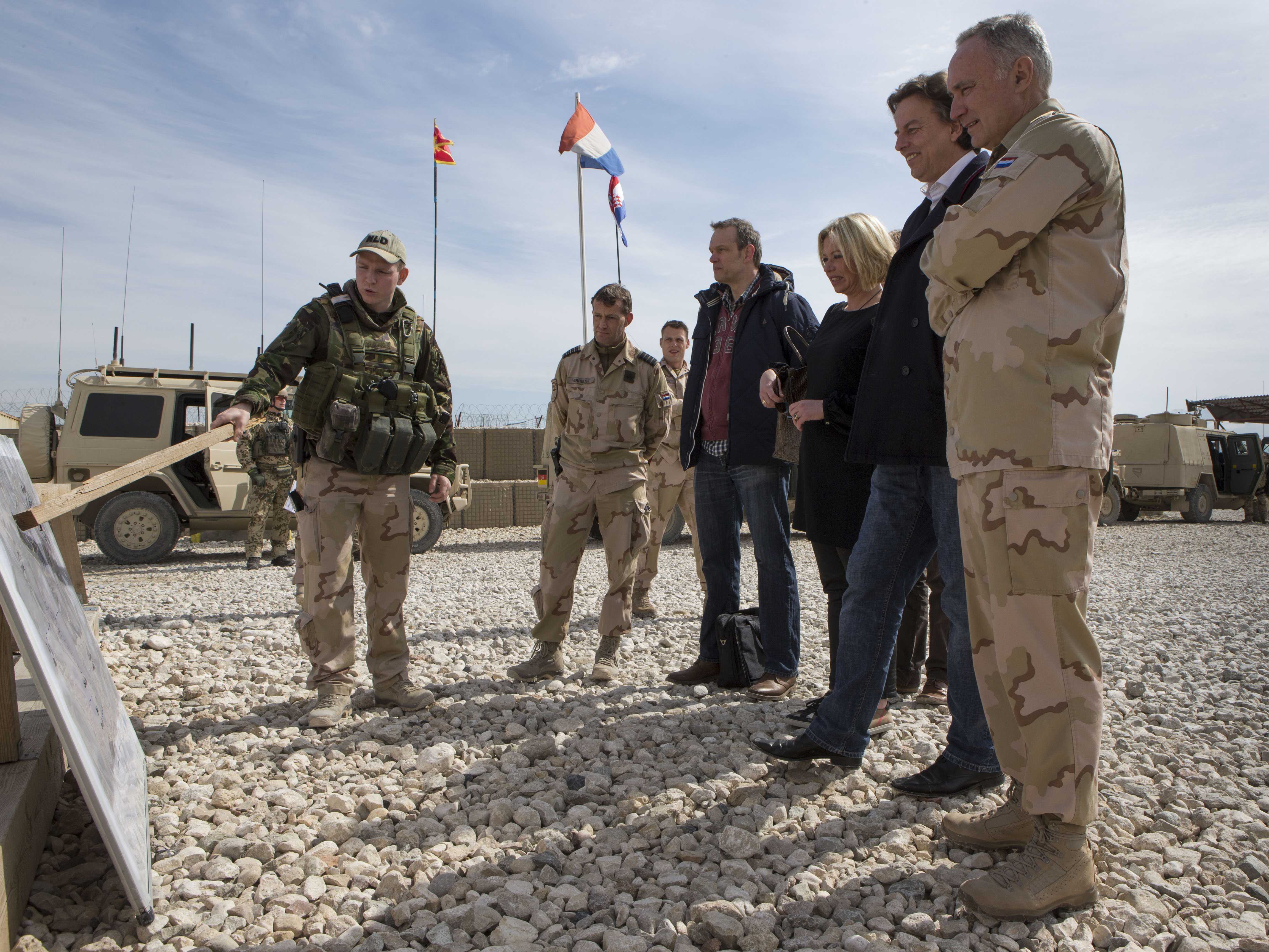 De ministers Bert Koenders (Buitenlandse Zaken) en Jeanine Hennis (Defensie) in Afghanistan in 2015 tijdens een bezoek aan Nederlandse militairen.