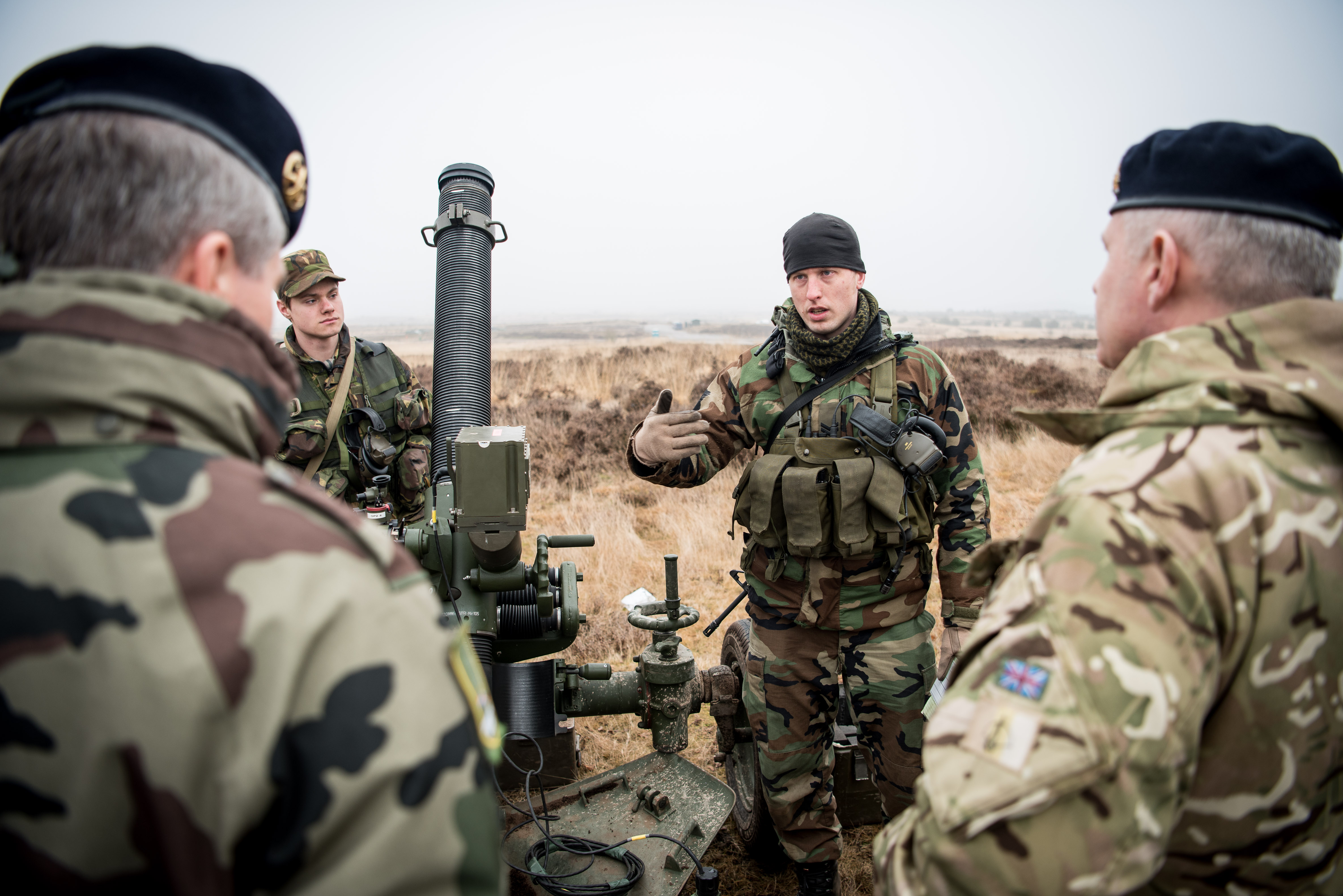 De defensie attachees van Groot-Brittannië en Frankrijk bezoeken begini 2017 het Vuursteuncommando in 't Harde. Bron: Phoenix OOCL / Flickr
