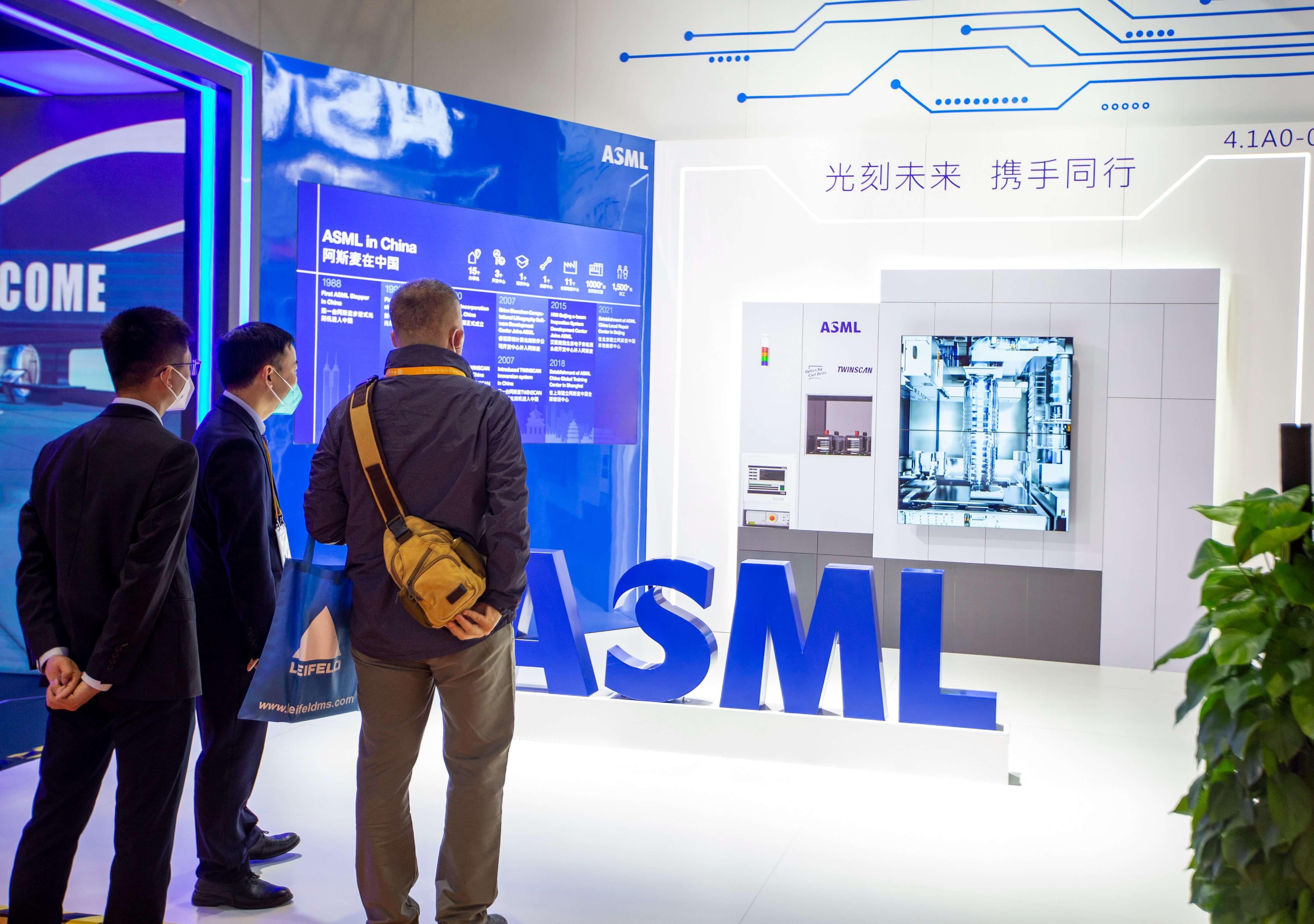 VandeLugtVanderPutten-Visitors learn about lithography machine technology at the ASML exhibition hall during the 5th China International Import Expo in Shanghai, China, November 7, 2022. Reuters