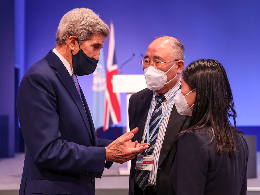 VanSchaikPauw-De Amerikaanse klimaatgezant John Kerry met zijn Chinese collega Xie Zenhua tijdens de COP26 in Glasgow op 13 november 2021.  Tim Hammond - No 10 Downing Street 