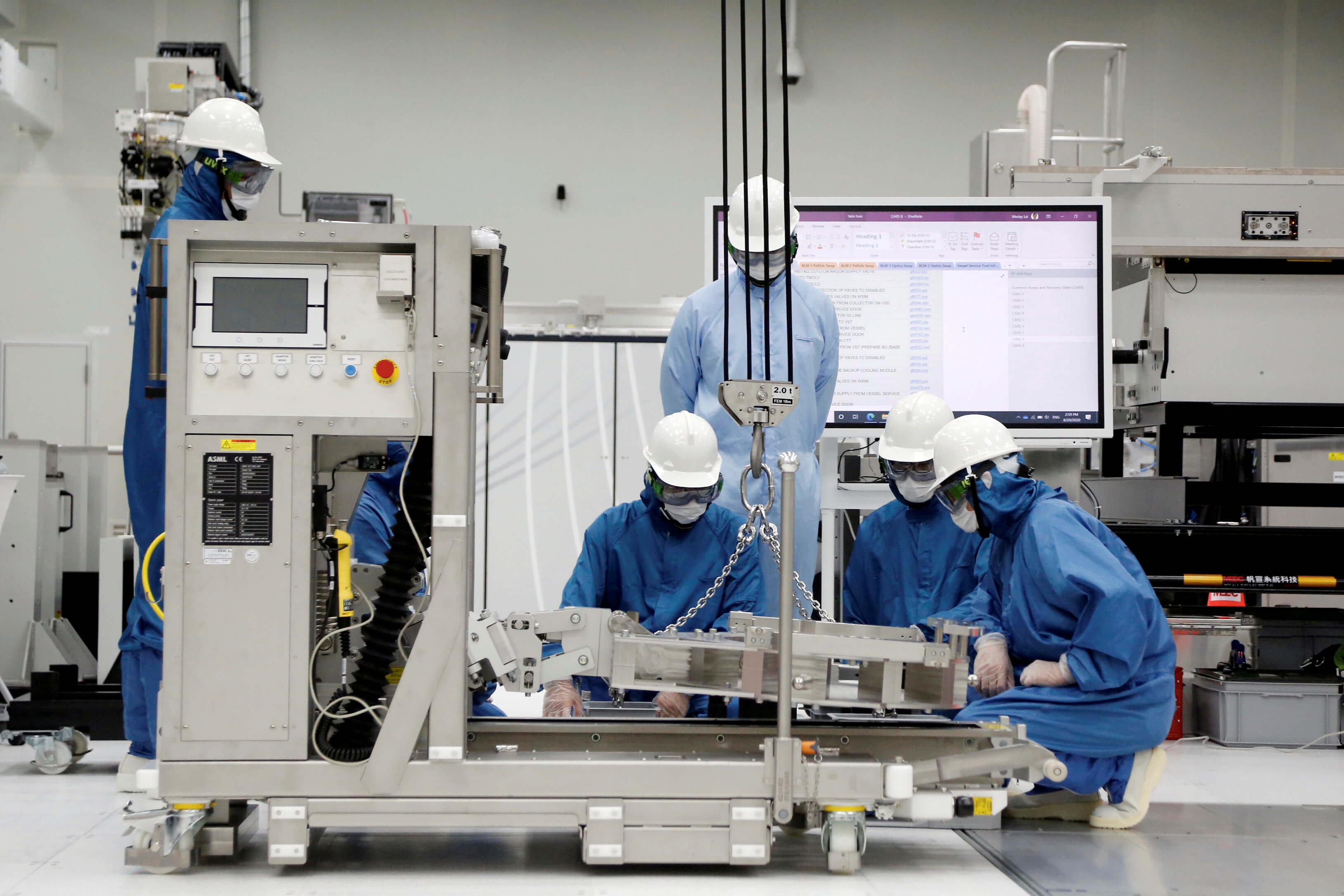 VandeLugtVanderPutten-Trainees learn how to build and operate an EUV machine at the training center at ASML Holding in Tainan, Taiwan, August 20, 2020. REUTERS