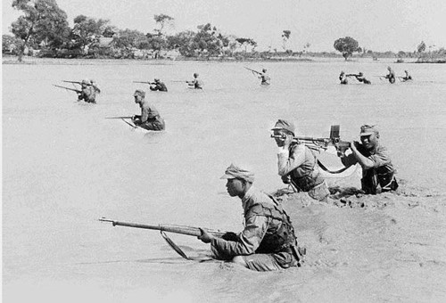 VandeWijdeven - Soldaten van het Nationaal Revolutionair Leger vechten in het overstroomde gebied van de Gele Rivier in 1938. Wikimediacommons