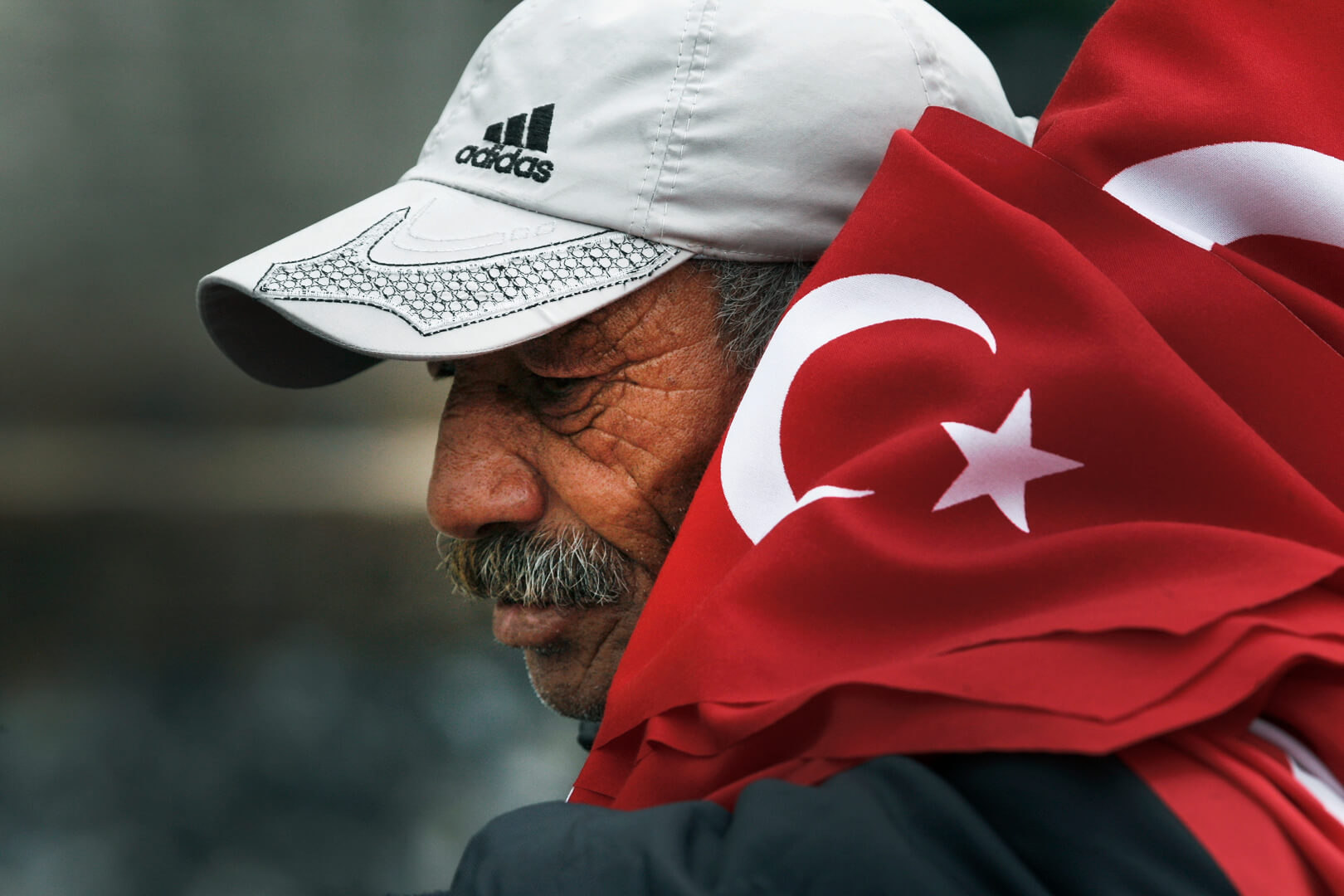 VandeWijdeven - Verkoper van Turkse vlaggen in Istanboel in 2011. Steve Evans - Flickr