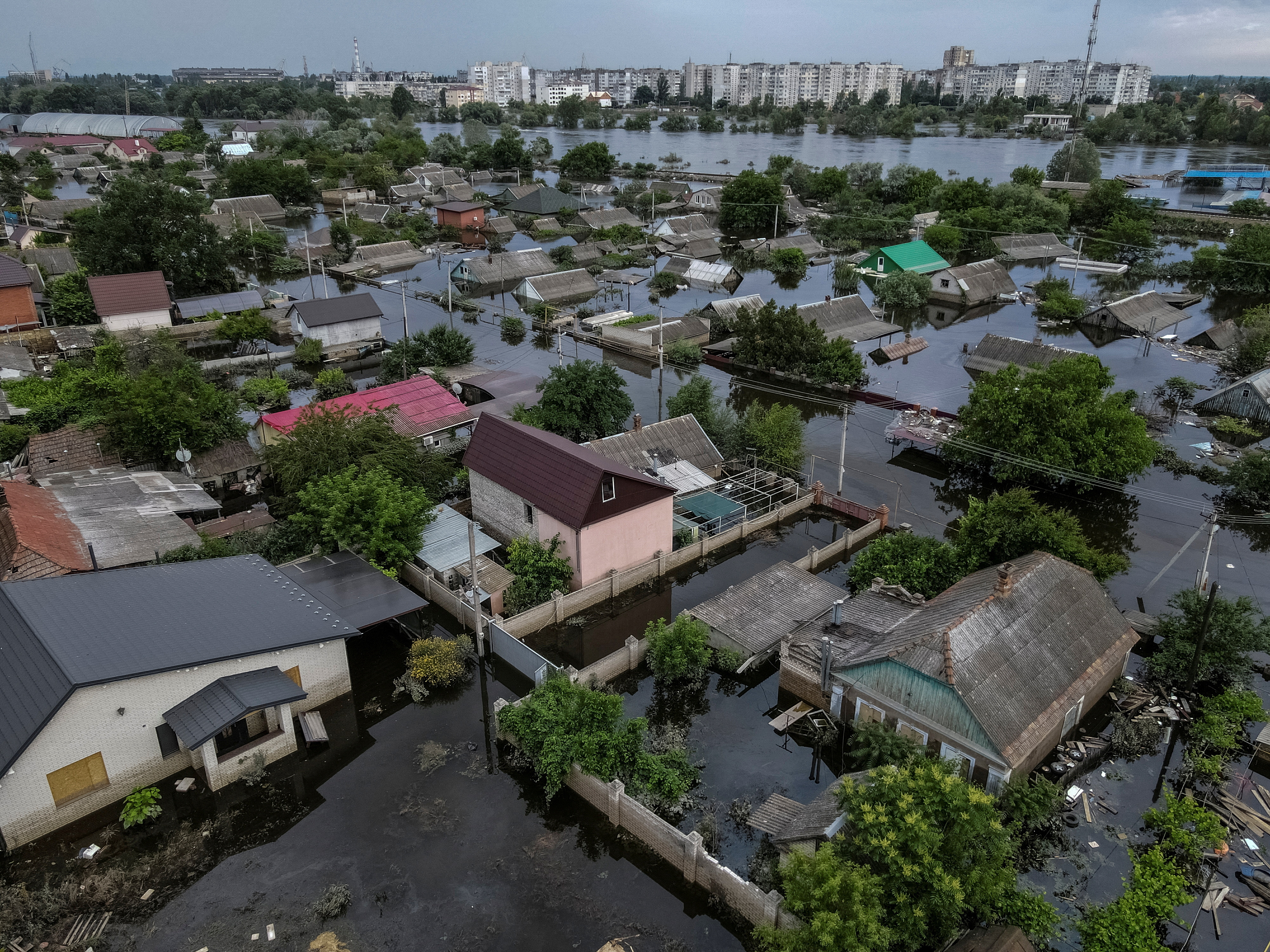 VandeWijdeven - Woonwijken staan onder water na de damdoorbraak op 6 juni in het Oekrainse stadje Nova Kachovka. Reuters