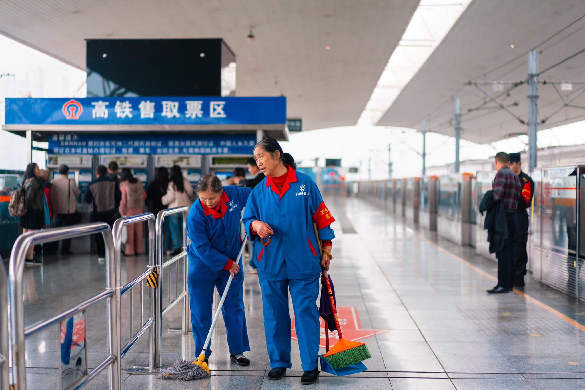VanderLugt - Cleaning staff at train station in Chengdu, China in 2019. Kristoffer Trolle - Flickr