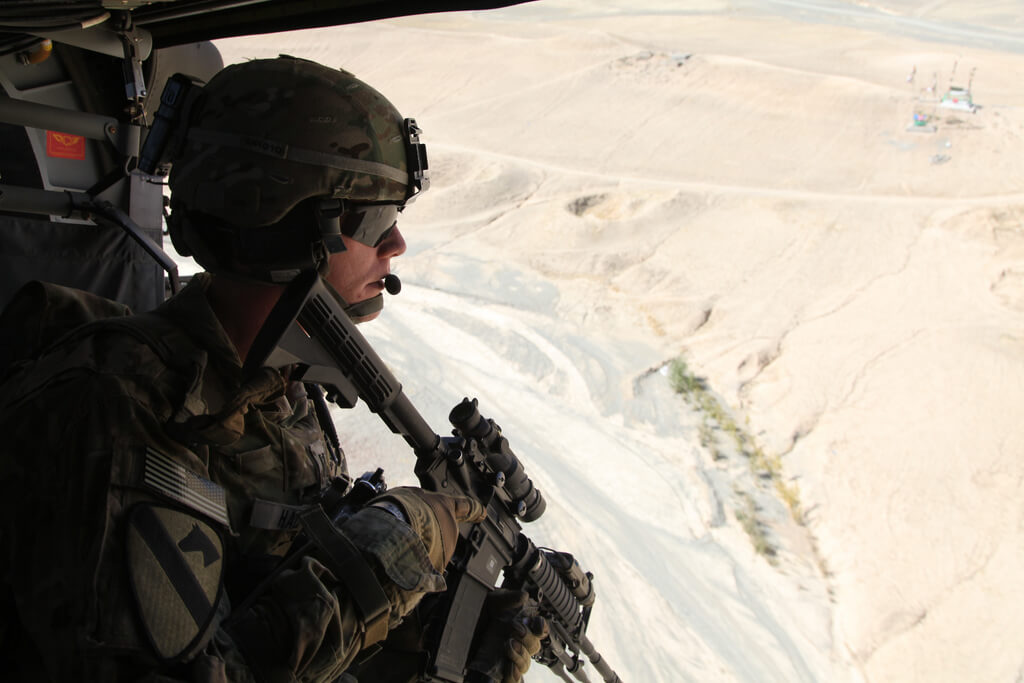 Een Amerikaanse Black Hawk helikopter boven de Logar-provincie in Afghanistan.