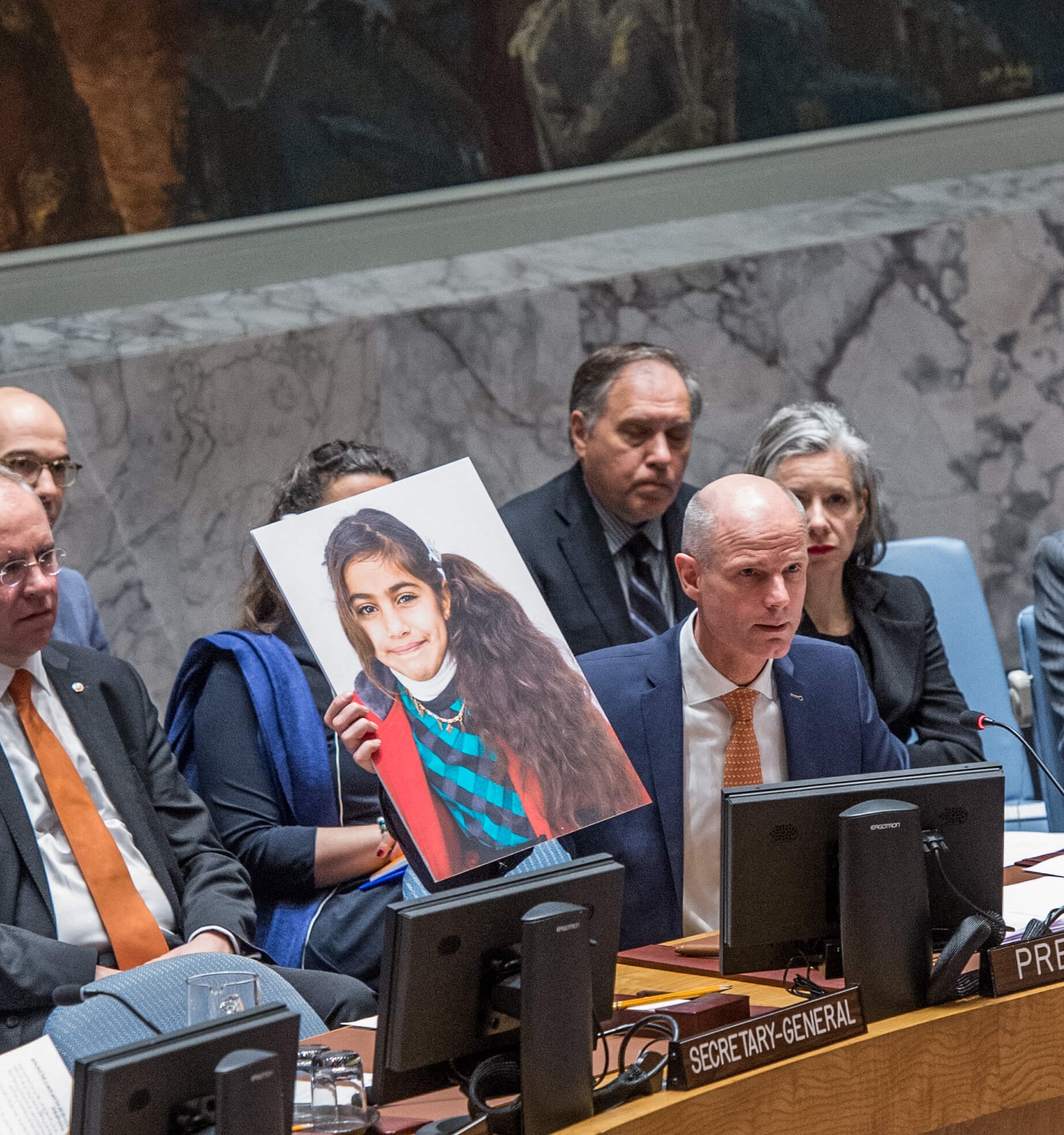 Minister van Buitenlandse Zaken Stef Blok vroeg op 27 maart in de VN-Veiligheidsraad aandacht voor het lot van kinderen in de oorlog in Syrië en toonde een foto van een 7-jarige Syrische vluchteling.