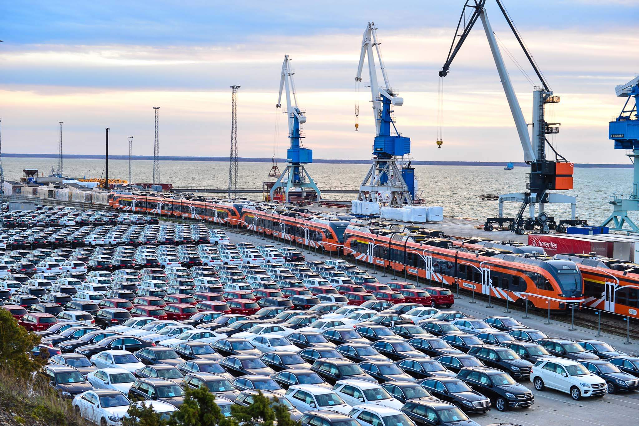 VdTogt-Auto's staan in Estland te wachten op transport naar Rusland - Andres Putting - European parliament