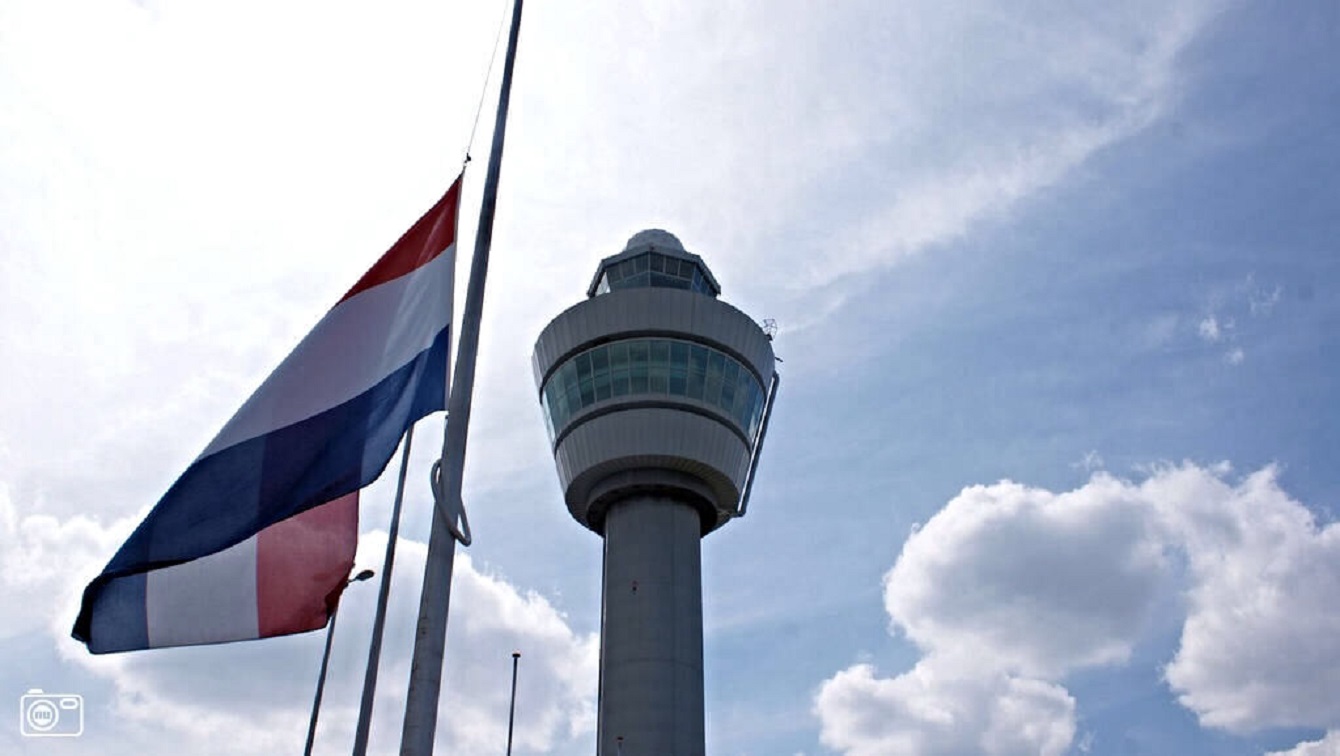 Vlag half stok op schiphol-Flickr-MH17