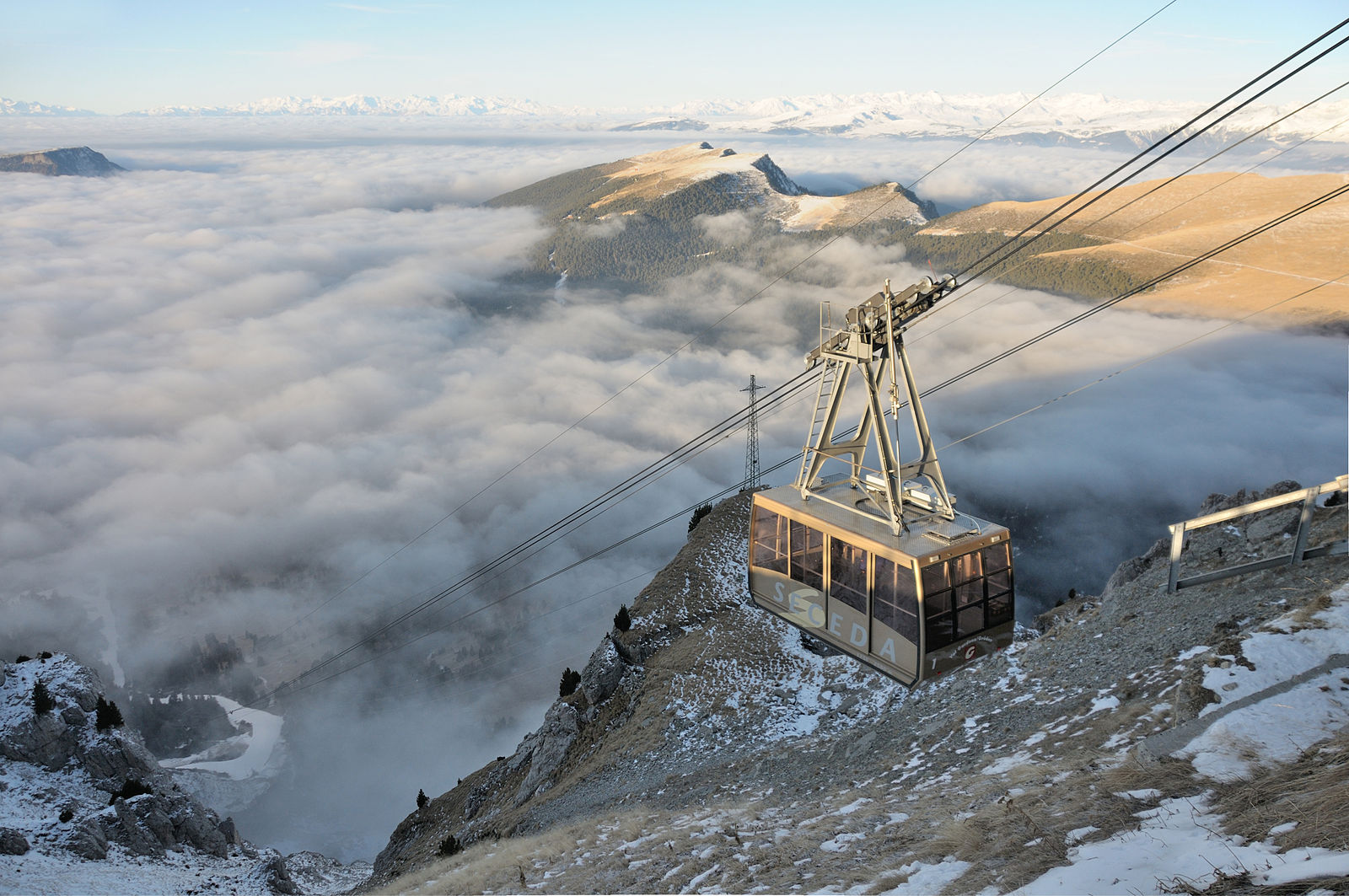 Een kabelbaan in de Dolomieten in Zuid-Tirol