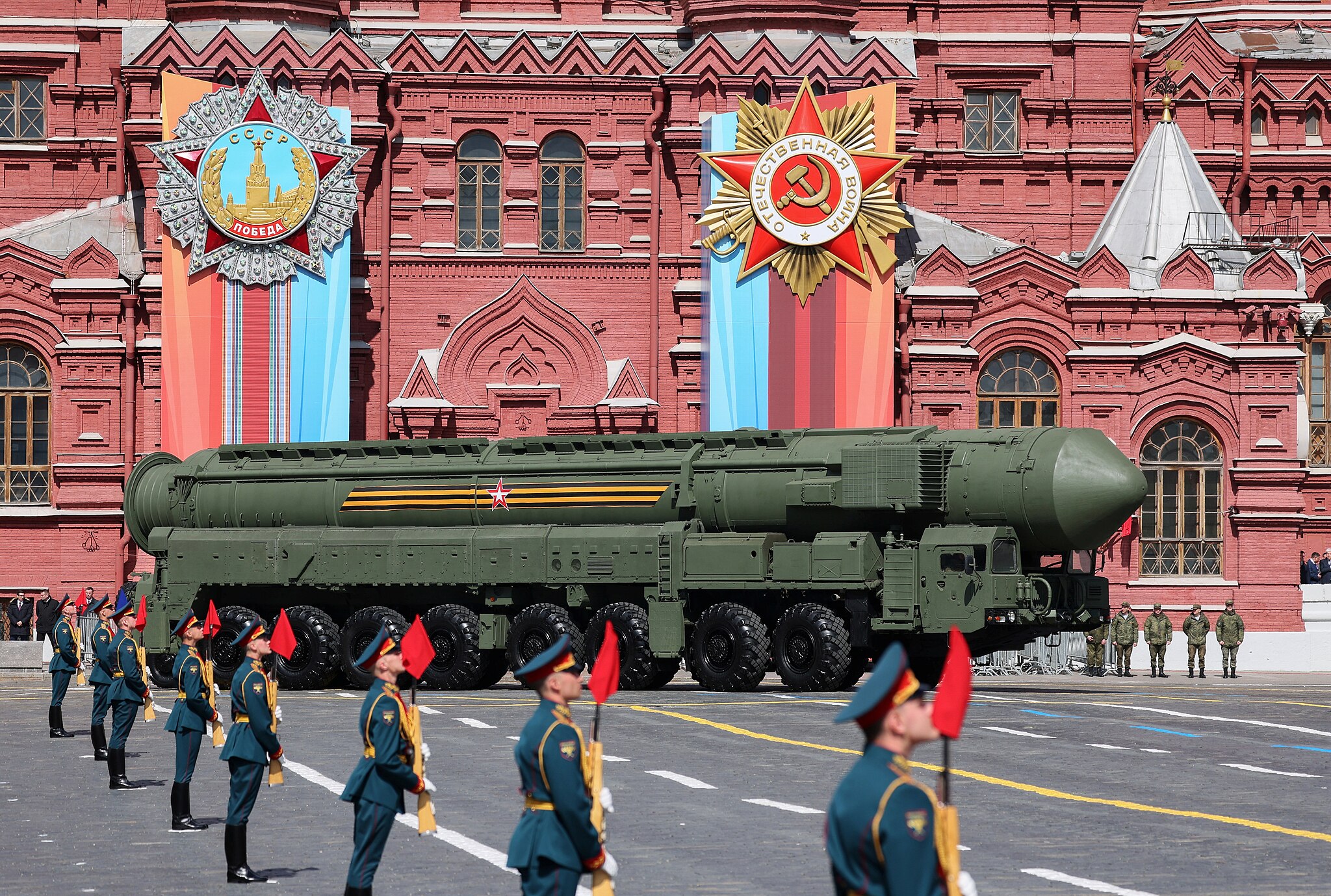 Een Russisch Yars raketwerpersysteem op het Rode Plein tijdens de viering van de Dag van de Overwinning in Moskou, 9 mei 2023. © kremlin.ru via Wikipedia Commons