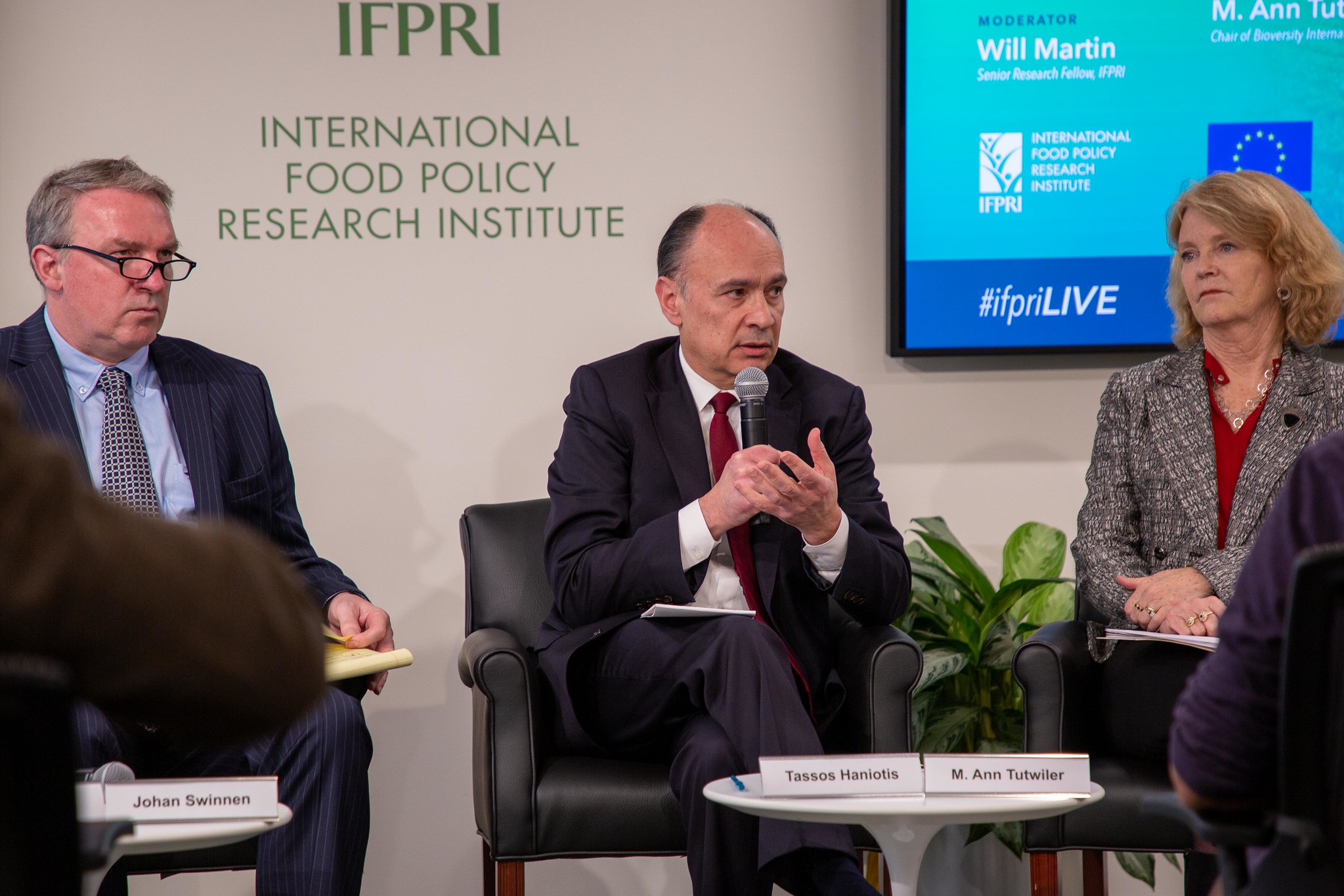 Leden van de Europese Commissie en het International Food Policy Research Institute discussiëren over de ‘Farm to Fork’-strategie van de Commissie, onderdeel van de Green Deal. © Jamed/Falik/IFPRI via Flickr.