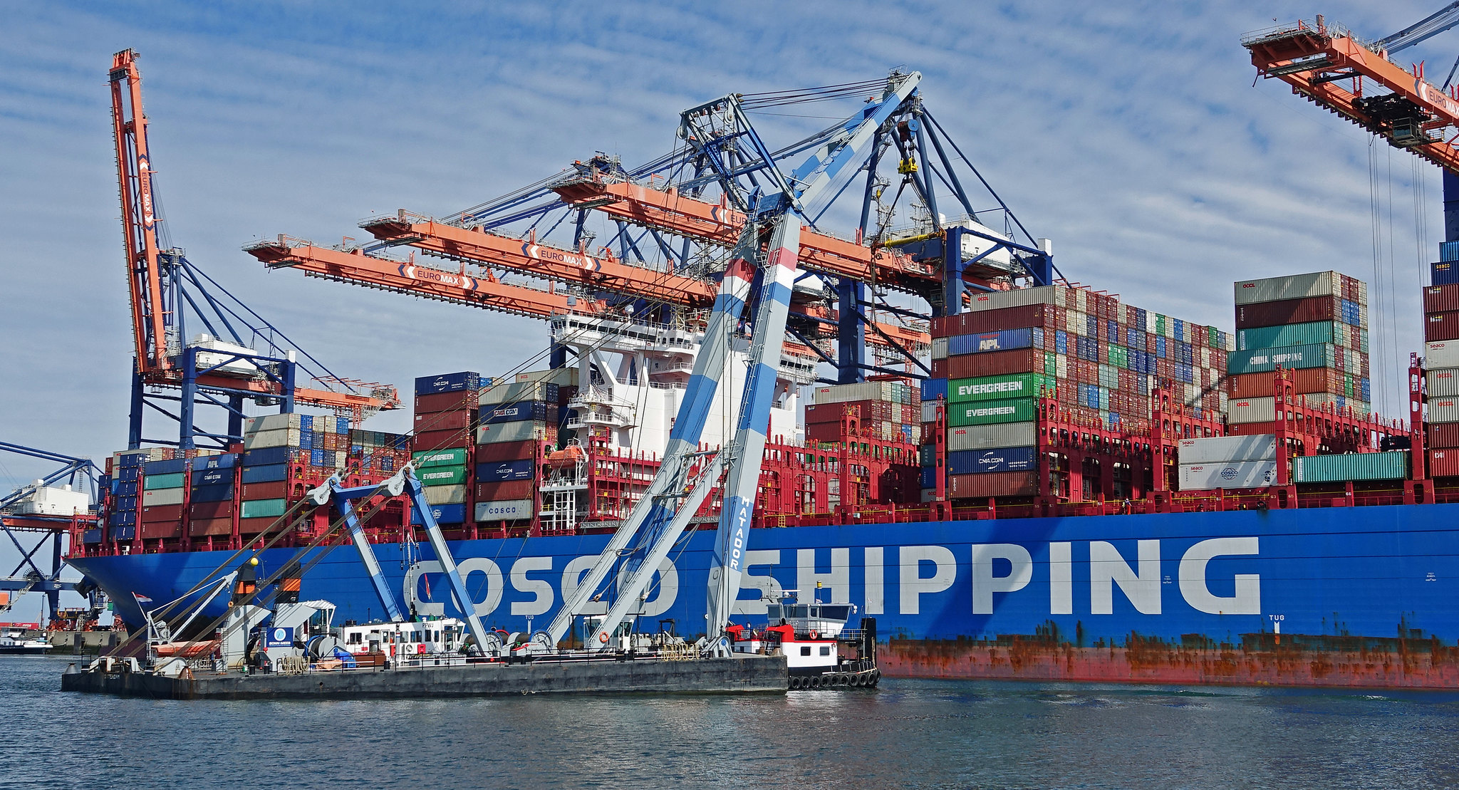 Containerschip van de Chinese scheepvaartgigant COSCO in de haven van Rotterdam, 15 juli 2022. © Kees Torn via Flickr.