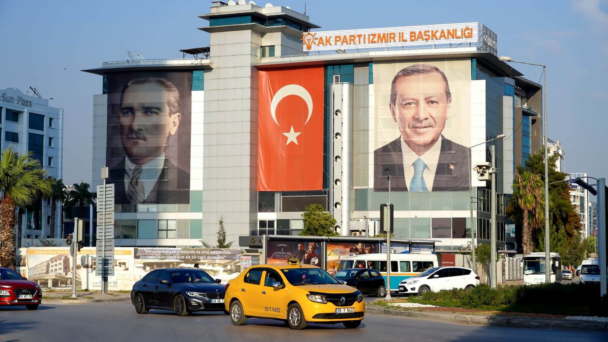 Vreeken - Kantoor van de AK-partij in de Turkse stad Izmir met de afbeelding van Ataturk en Erdogan in 2021. Reuters