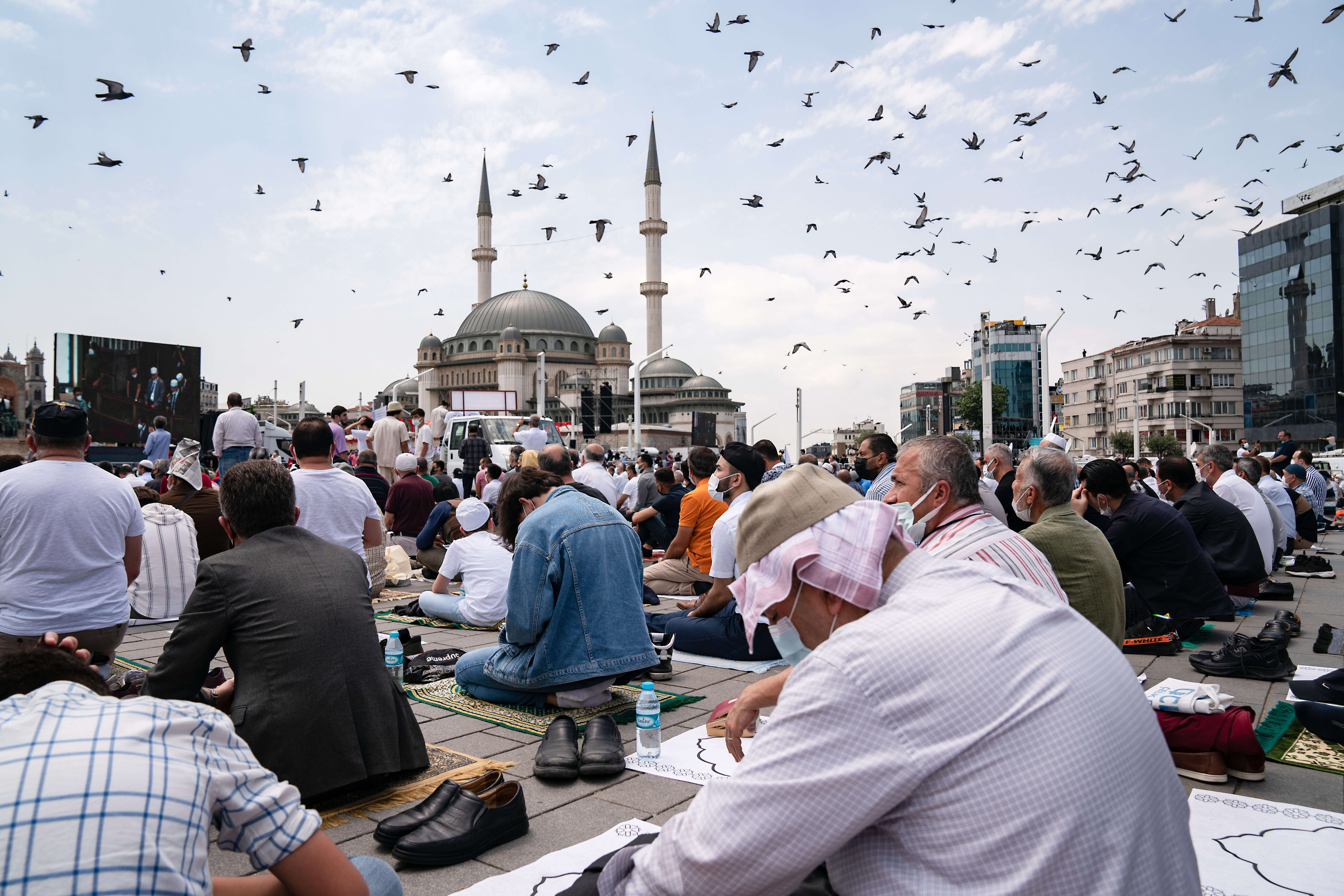 Vreeken - Turkse mannen in gebed bij de nieuwe Taksim-moskee in Istanbul op 28 mei 2021, net na de inwijding door president Erdogan. Reuters