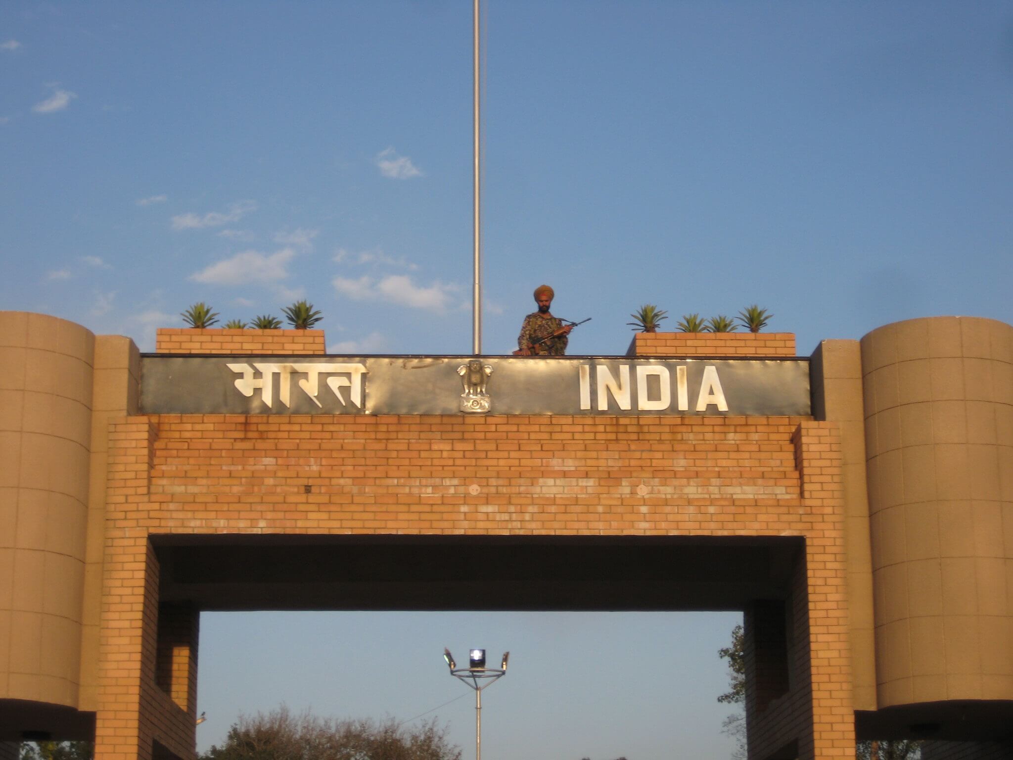 India-Pakistan border crossing in 2011. © Tjollans / Flickr