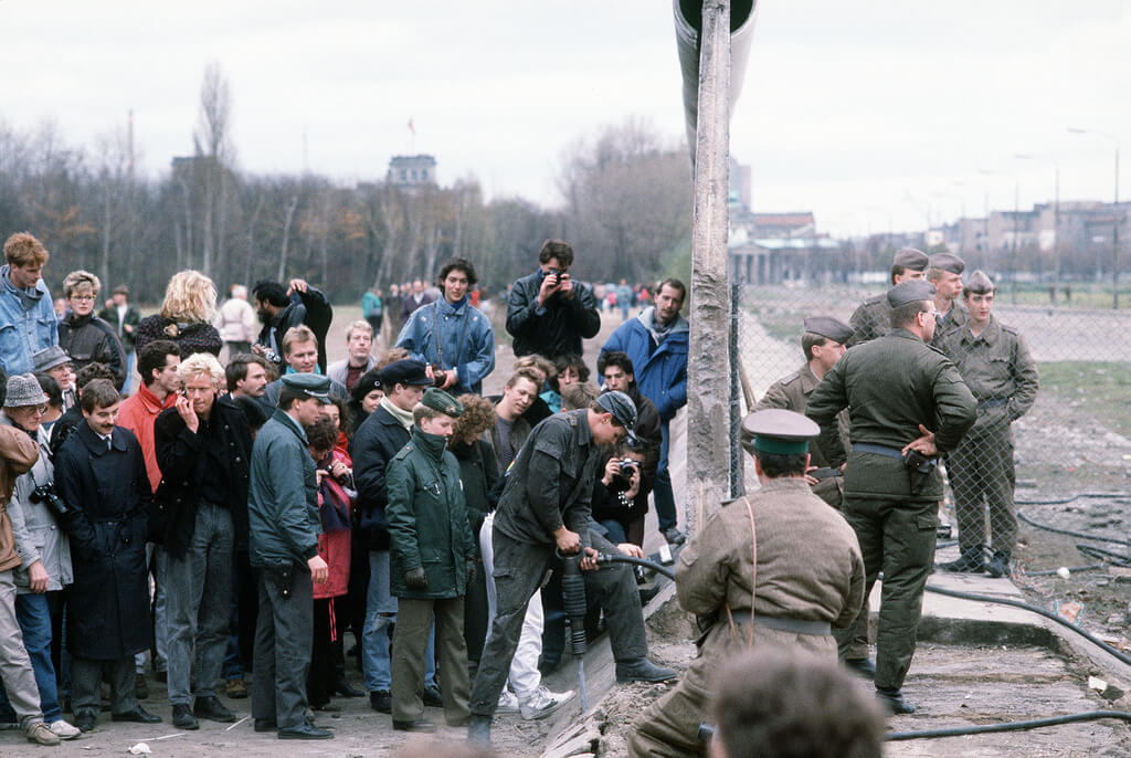 West-Duitsers kijken hoe de Berlijnse muur wordt verwijderd in november 1989. The U.S. National Archives