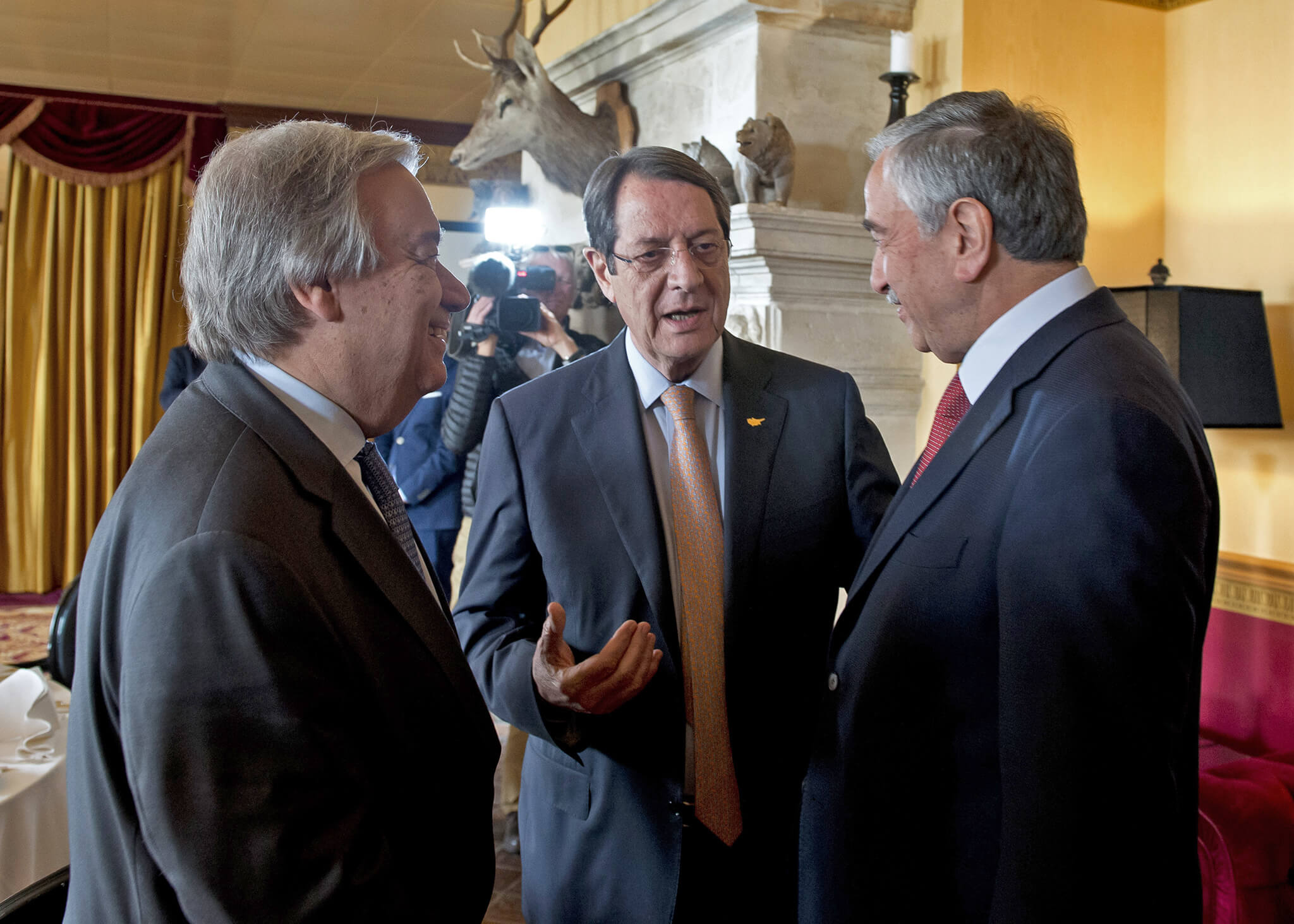 VN-Secretaris-Generaal António Guterres in gesprek met Nicos Anastasiades (president Grieks-Cyprus) en Mustafa Akinci (president Turks-Cyprus). © United Nations Photo/Flickr