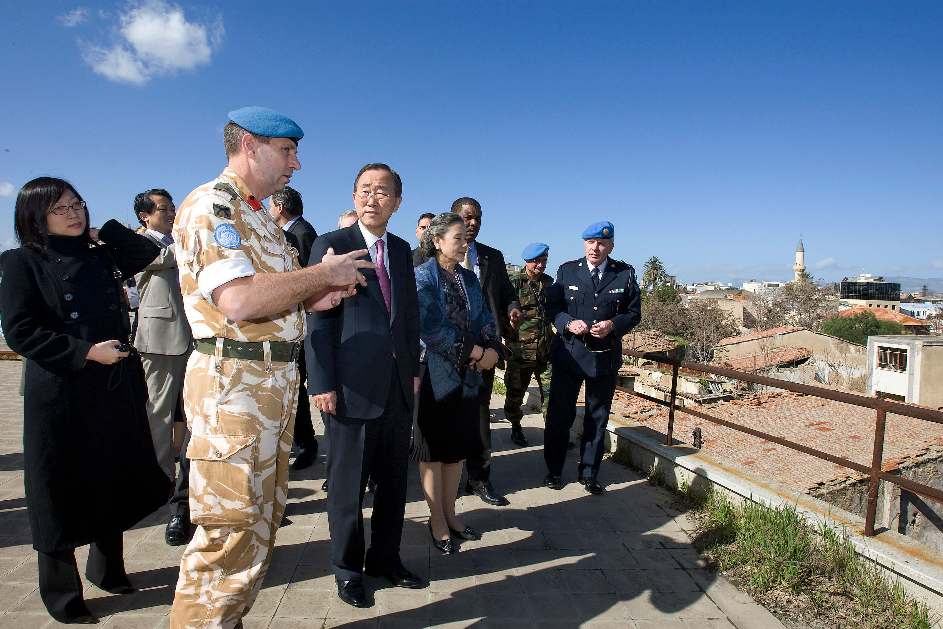 VN-Secretaris-Generaal Ban Ki-moon krijgt een rondleiding door de buffer zone tussen Turks en Grieks Cyprus, 2010. © United Nations Photo/Flickr