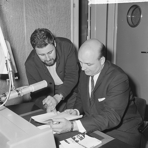Henk Neuman (r) tijdens een radiouitzending over de Amerikaanse verkiezingen in 1964. Wikimediacommons