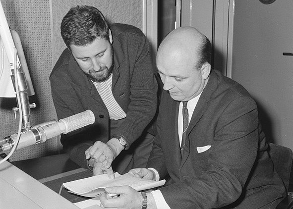 Henk Neuman (rechts) tijdens een radiouitzending over de Amerikaanse verkiezingen in 1964. © Wikimediacommons