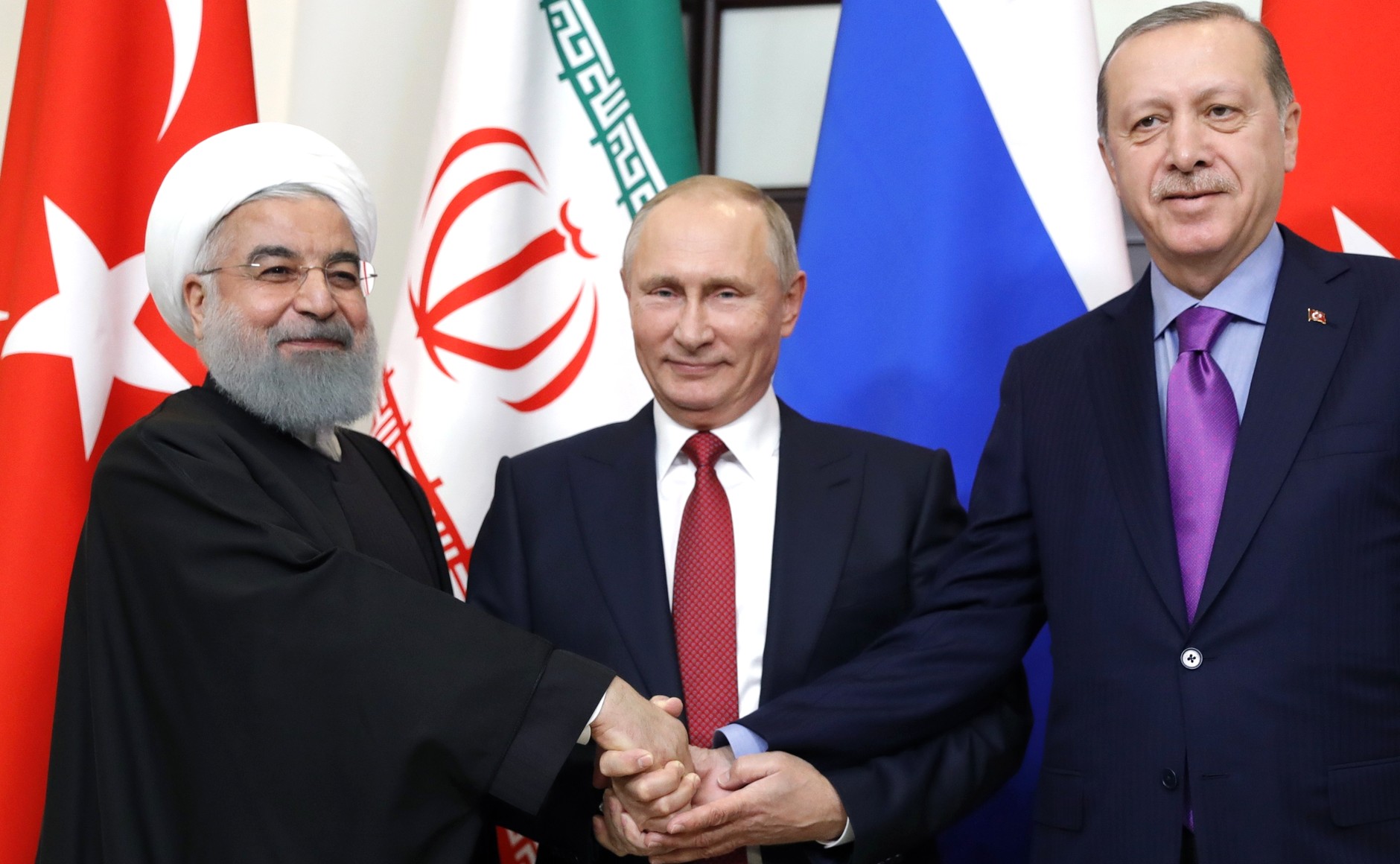 Hassan Rouhani, Vladimir Poetin, en Recep Tayyip Erdogan poseren voor de pers in Sochi, Rusland, 2017. © Associated Press