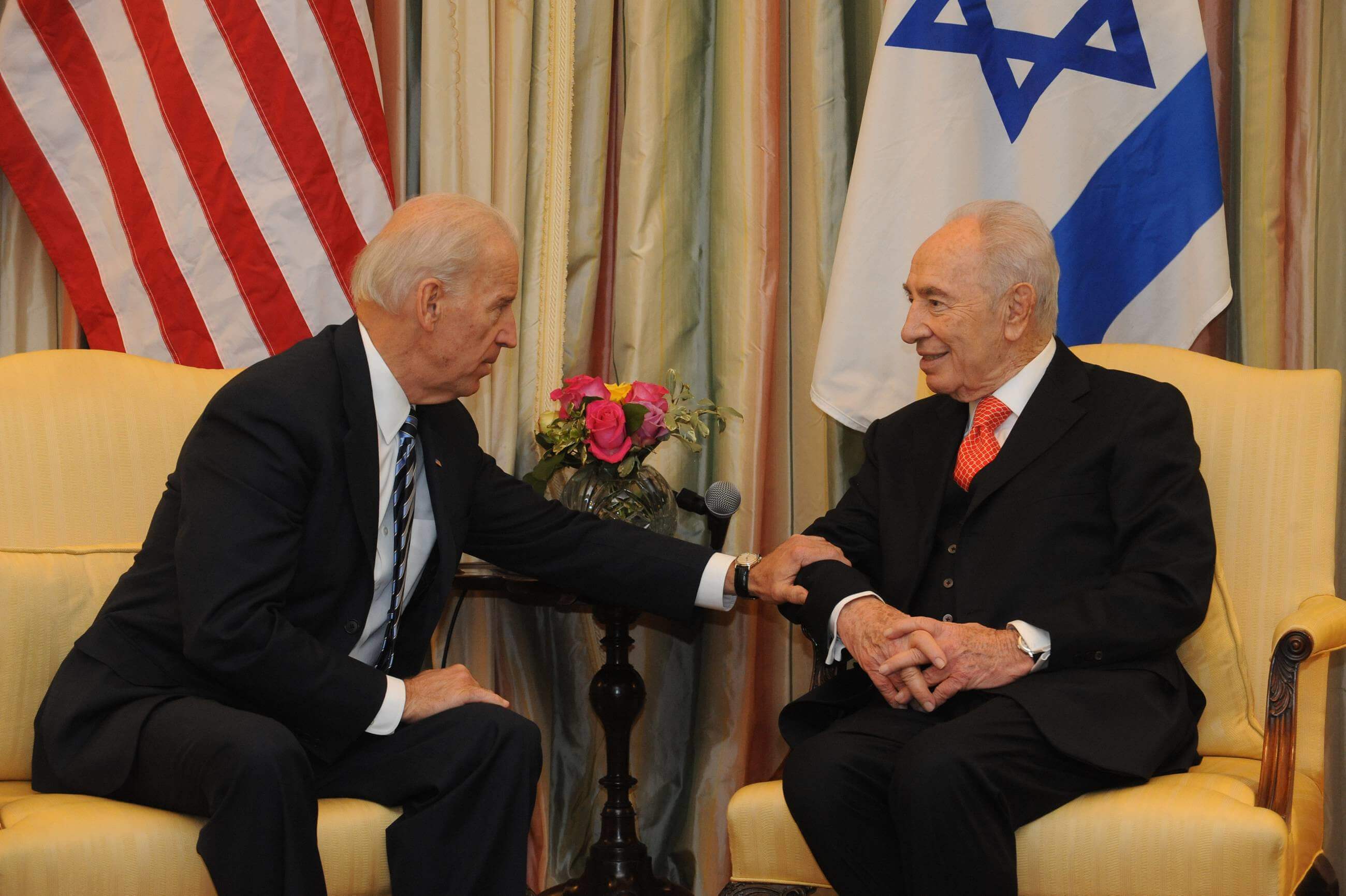 Voormalig vicepresident Biden met voormalig president van Israël Shimon Peres. © Flickr / Israel Ministry of Foreign Affairs