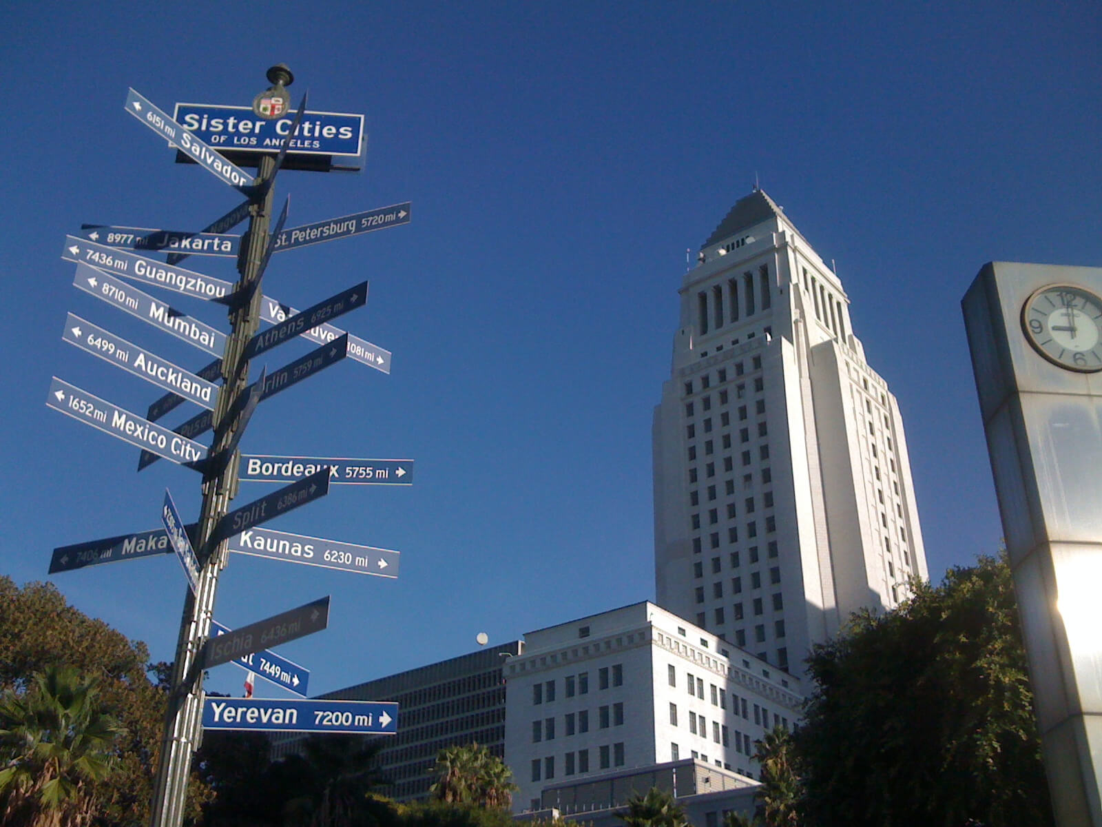 Zwart - Sign downtown Los Angeles with L.A. Sister Cities. David Galvan - Flickr