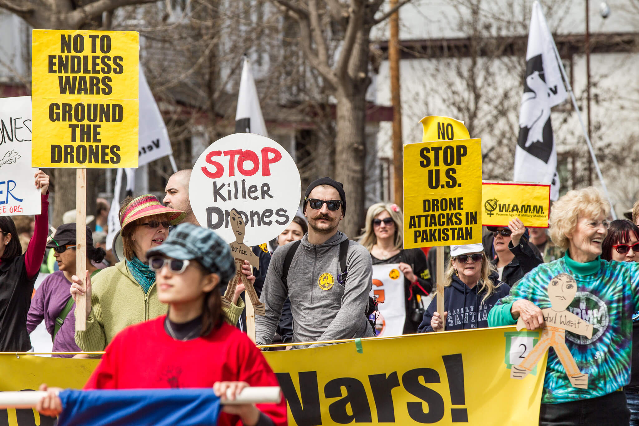 Protesterende massa tegen het gebruik van bewapende drones. ©Flickr/Tony Webster