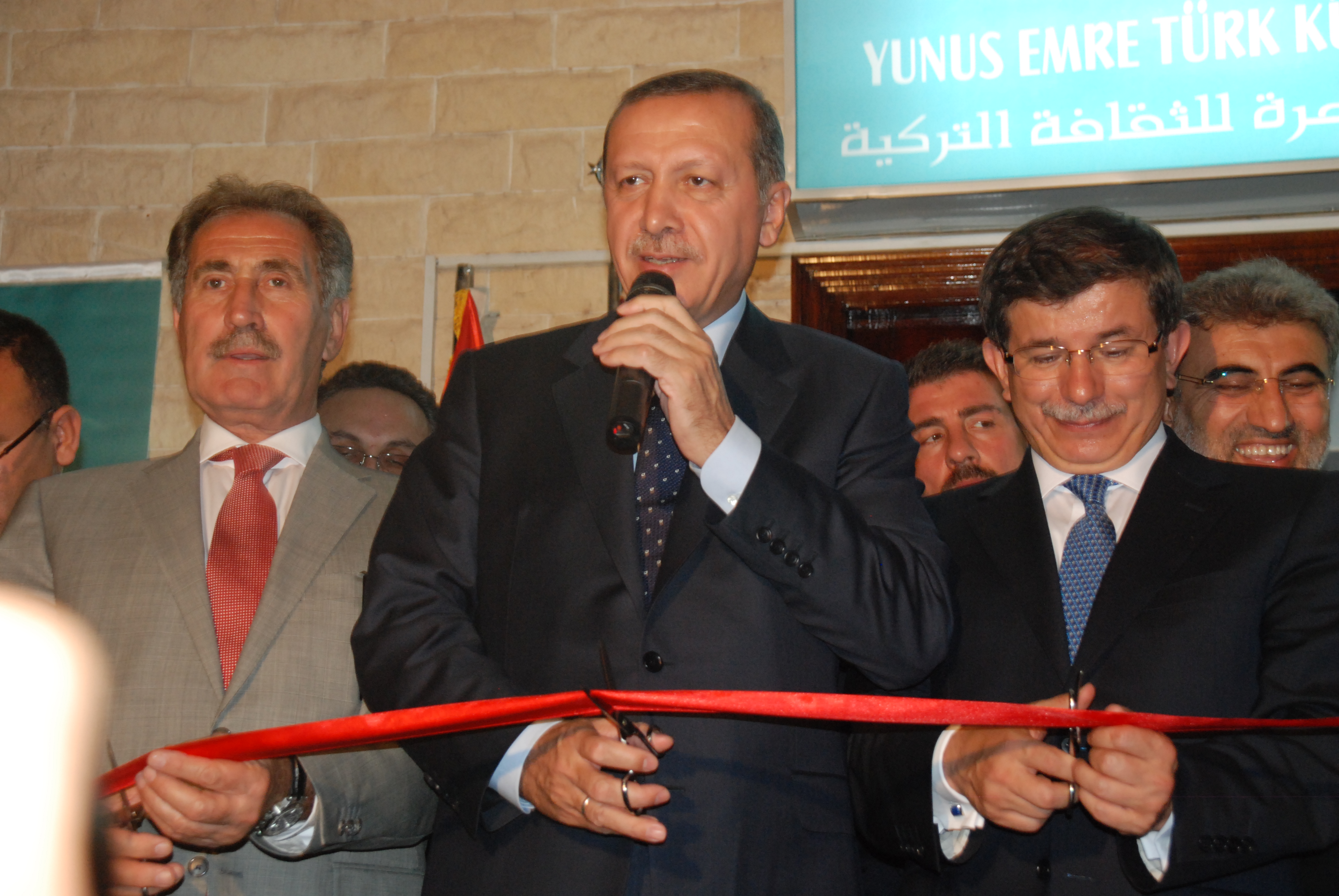 Premier Davutoglu op een openingsceremonie.
