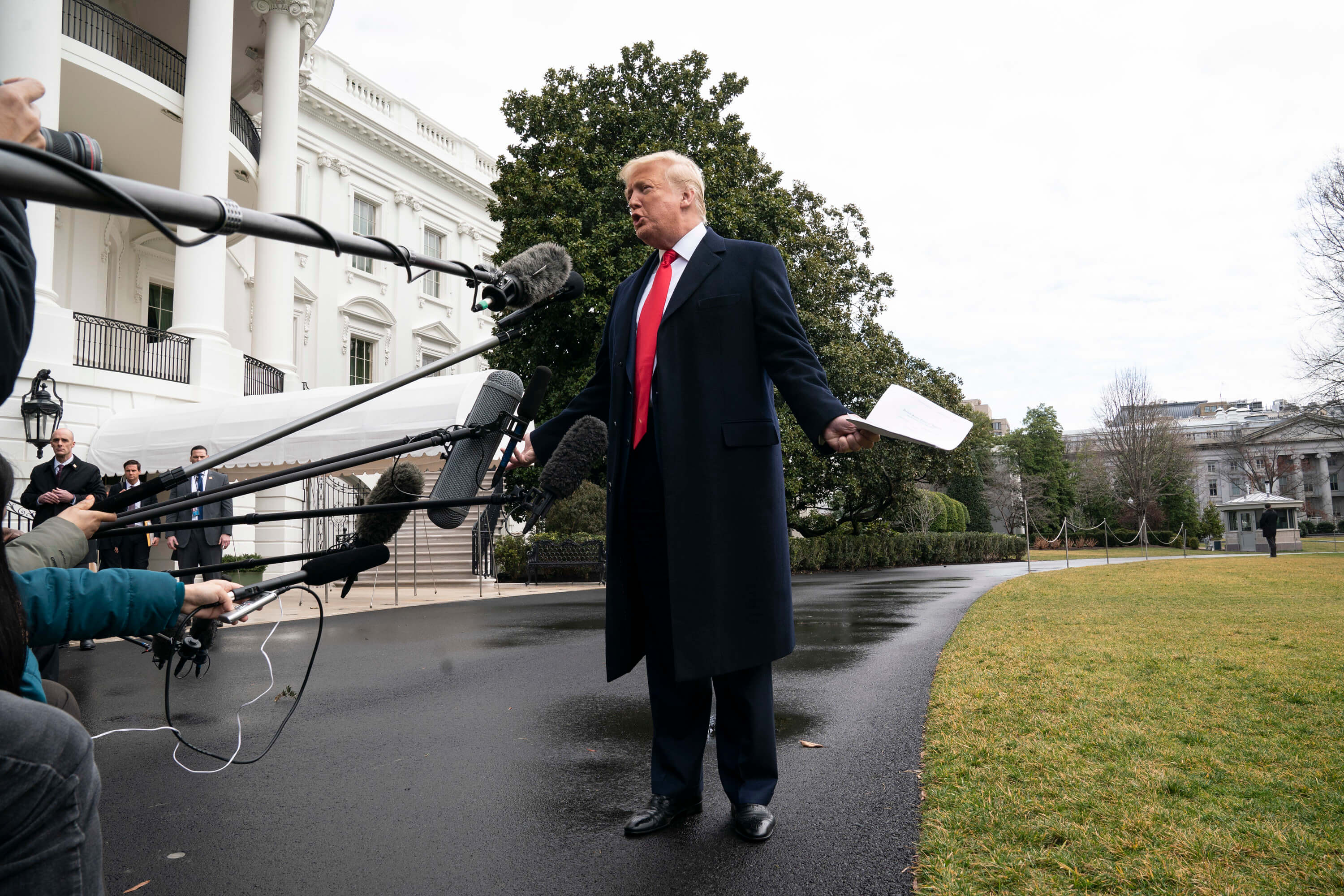 President Trump staat pers te woord voordat hij vertrekt naar North Carolina, 7 februari 2020. © The White House / Flickr