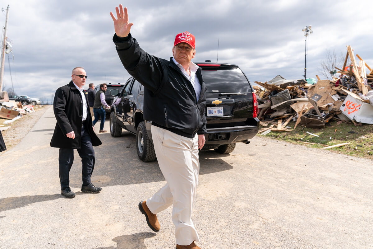 President Trump zegt gedag na een bezoek aan een door een tornado verwoeste buurt in Cookeville, Tennessee, 6 maart 2020. © The White House / Flickr