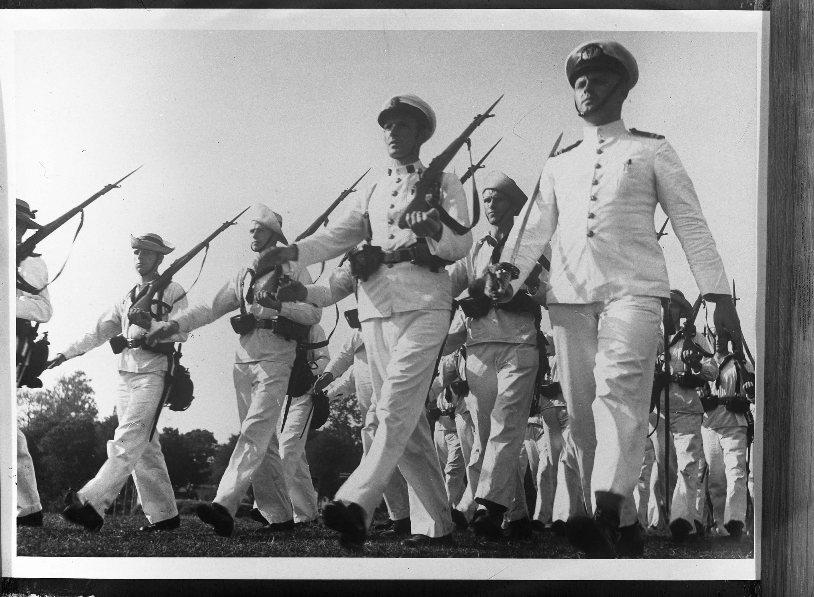 deJong-foto1-De Koninklijke Marine in Nederlands-Indië. Marcherende mariniers tijdens een parade-1940-1942-Fotocollectie Anefo-Nationaal Archief