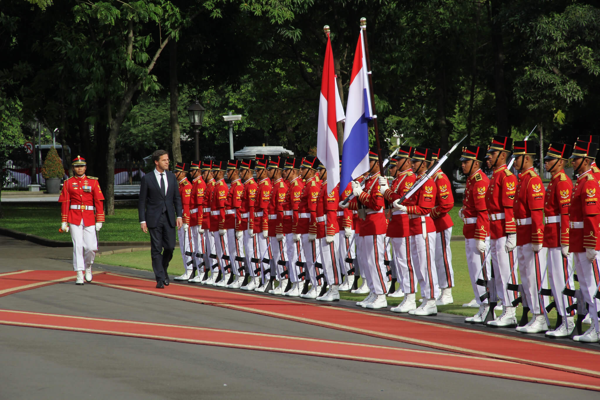 deJong-foto4-Minister-president Rutte inspecteert de erewacht bij het Indonesische presidentiële paleis.nov 2013-Minister-president Rutte-Flickr