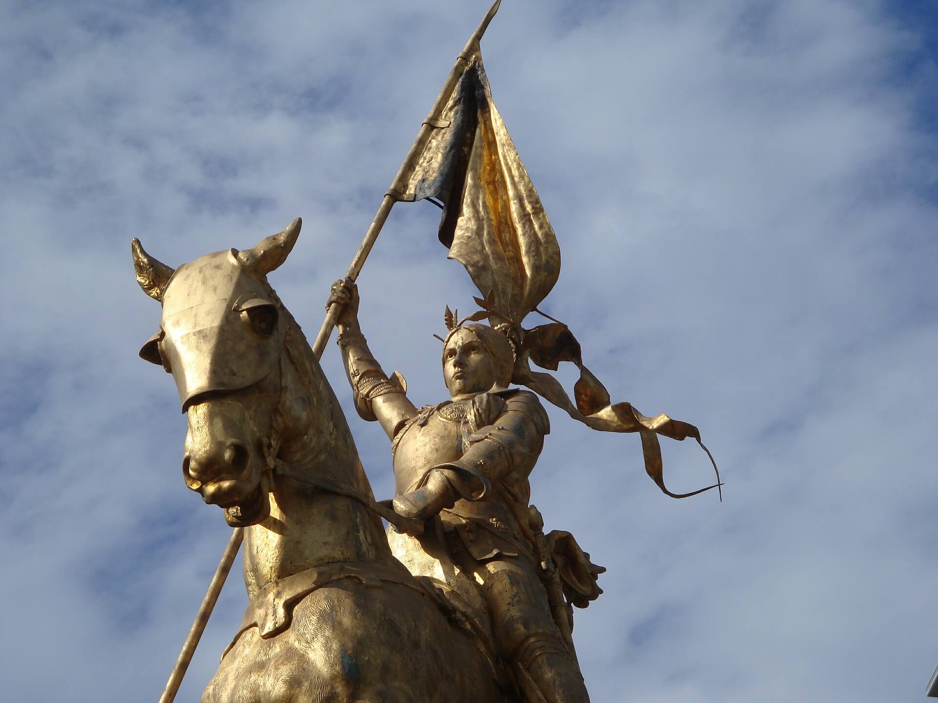 Macron doubtlessly inspired by natinoal hero Jeanne d'Arc, profiling himself as a young, eloquent doer that will shake things up. Source: Pixabay