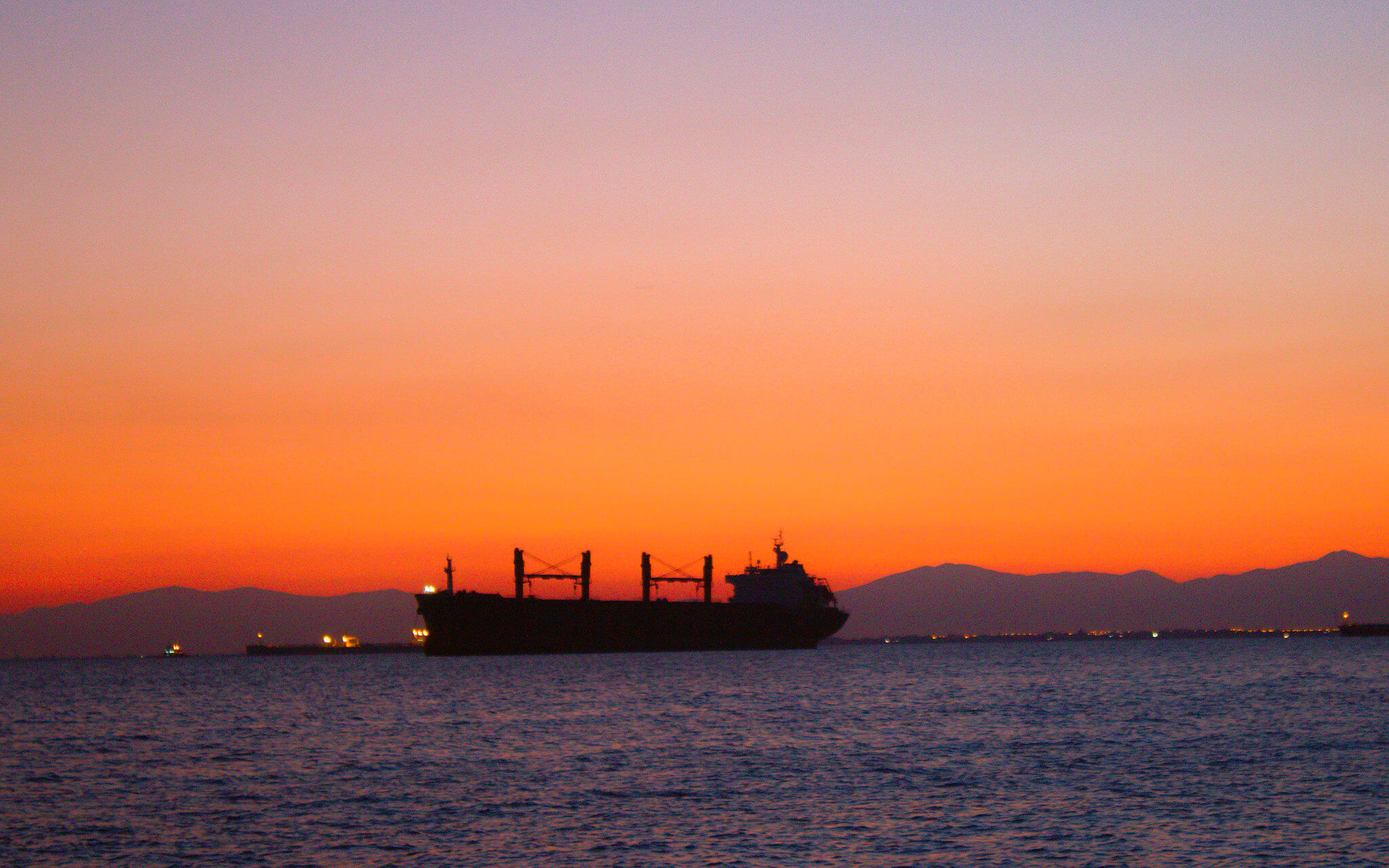Container ship waiting to unload its cargo to Thessaloniki port, Greece. © K.D. / Flickr