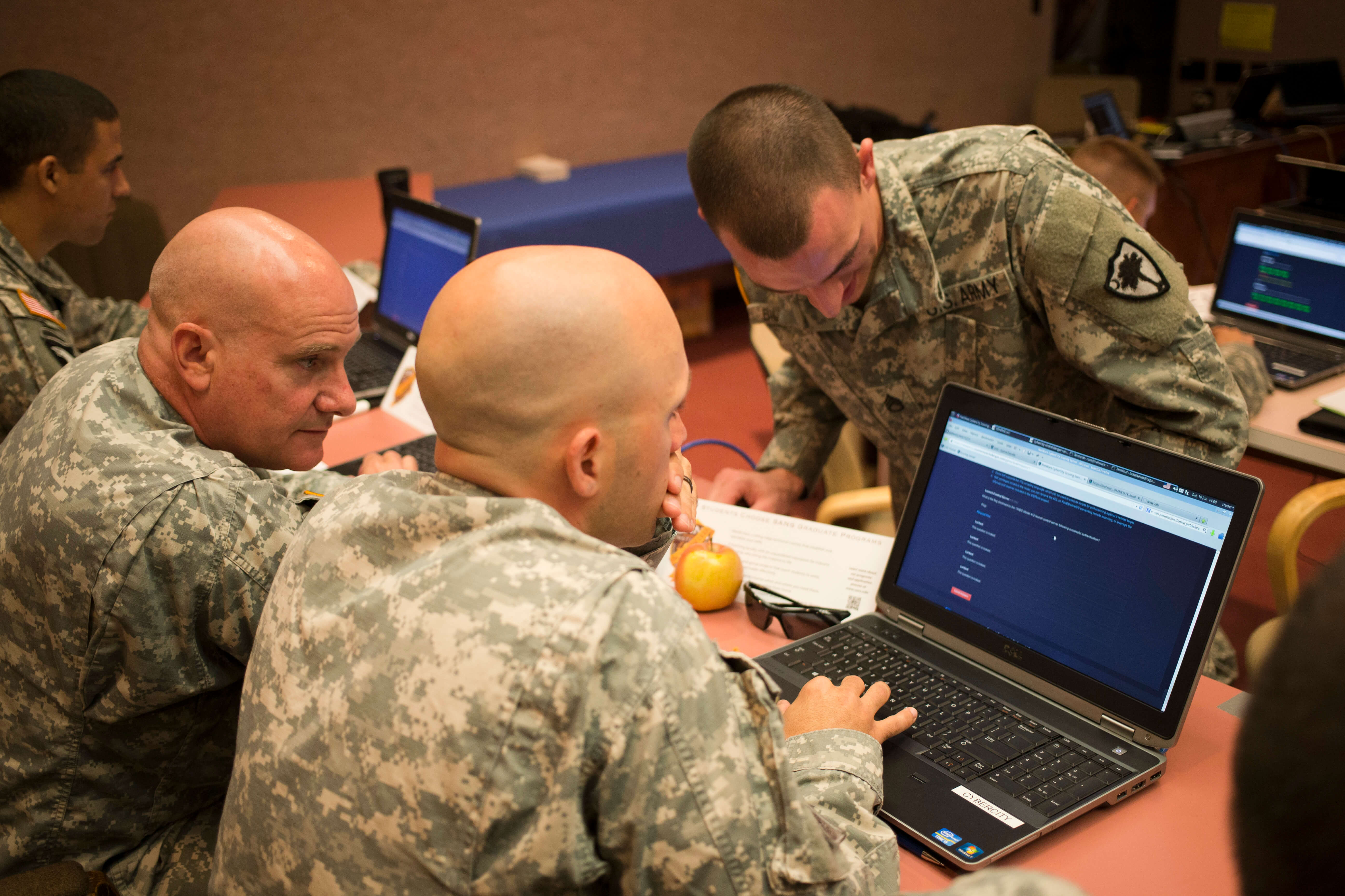 Amerikaanse soldaten krijgen les in digitale veiligheid. © - Wikicommons - Georgia National Guard